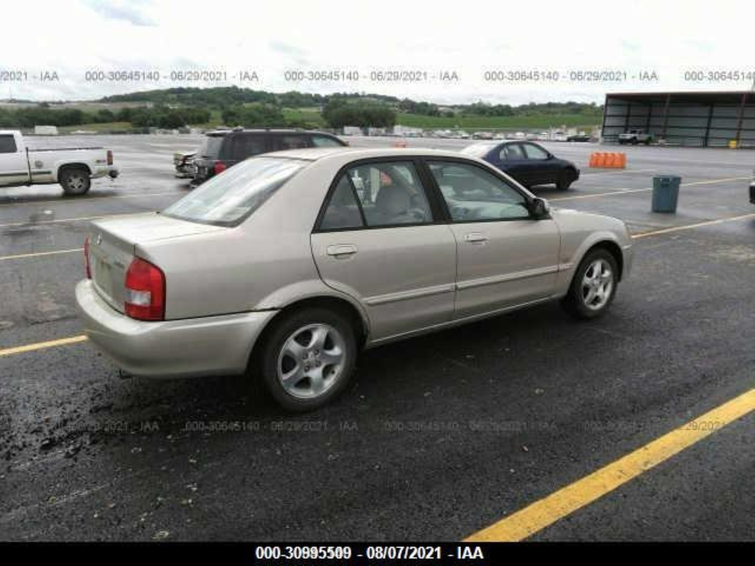 Photo 3 VIN: JM1BJ225310479770 - MAZDA PROTEGE 