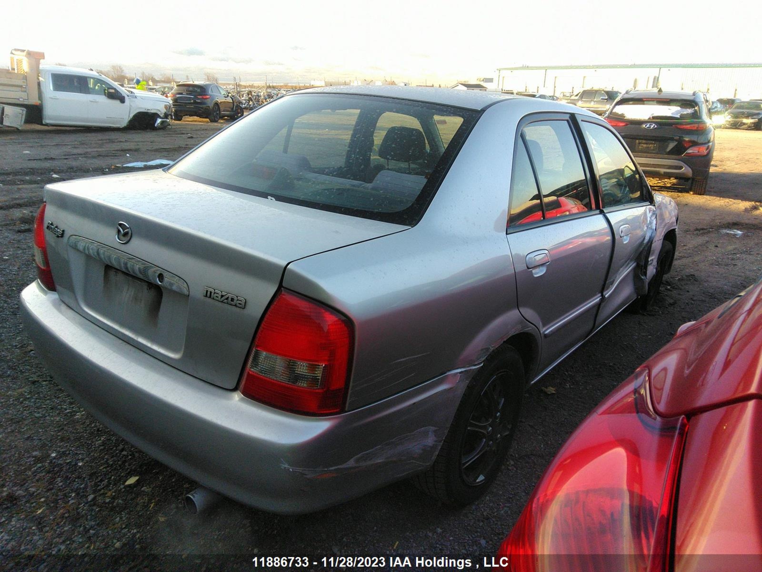 Photo 3 VIN: JM1BJ225720540765 - MAZDA PROTEGE 