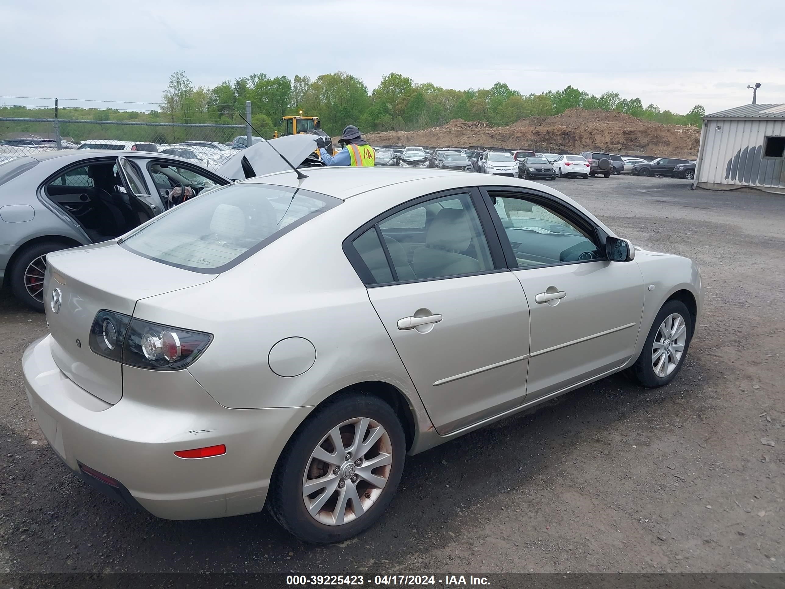 Photo 3 VIN: JM1BK12F571668505 - MAZDA 3 