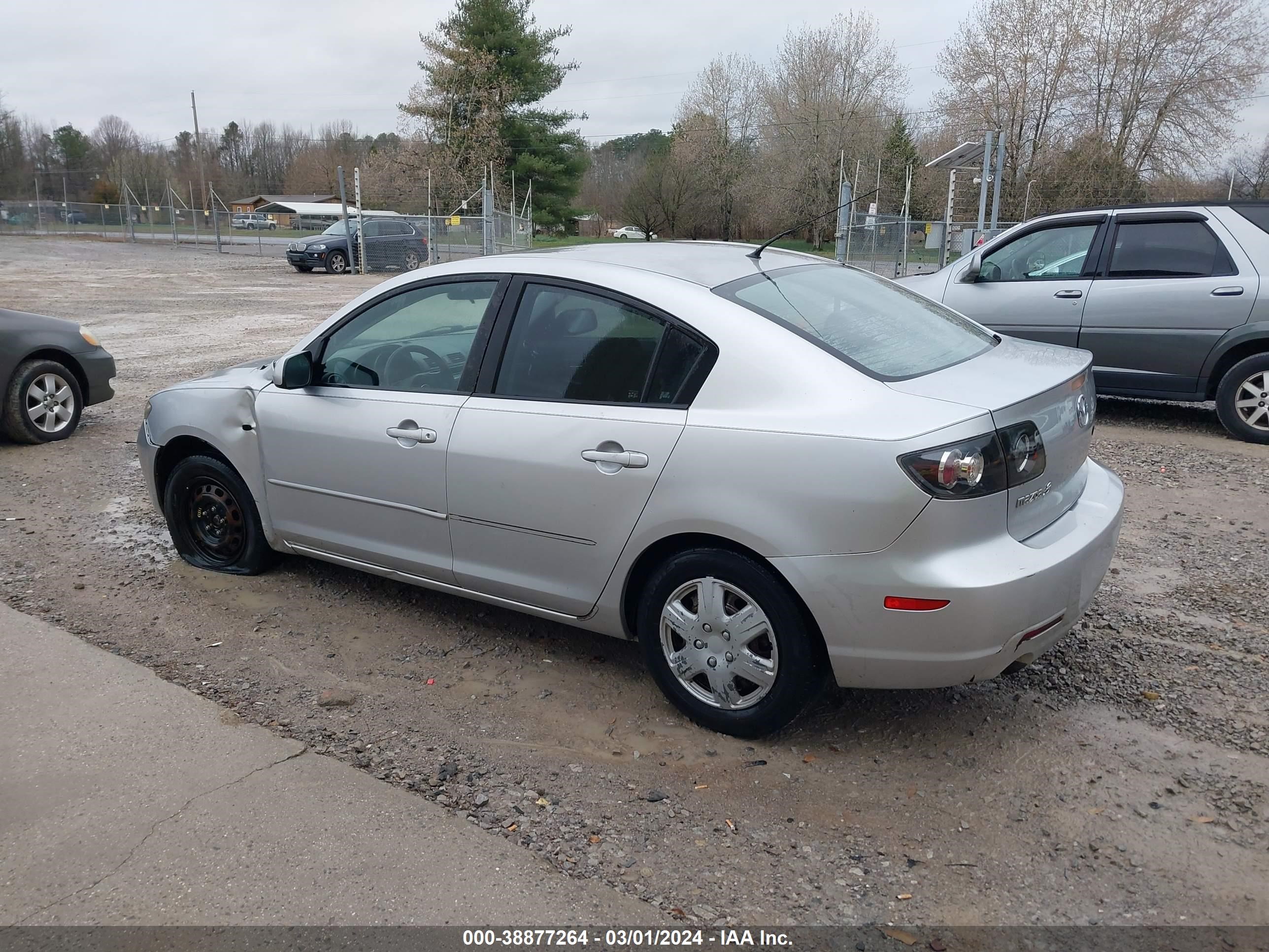 Photo 2 VIN: JM1BK12F981870829 - MAZDA 3 