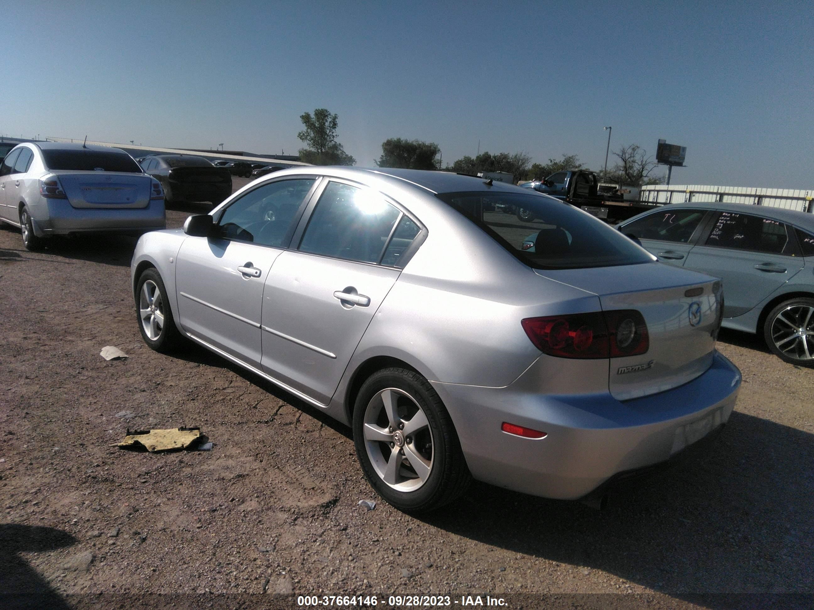 Photo 2 VIN: JM1BK12FX61418532 - MAZDA 3 