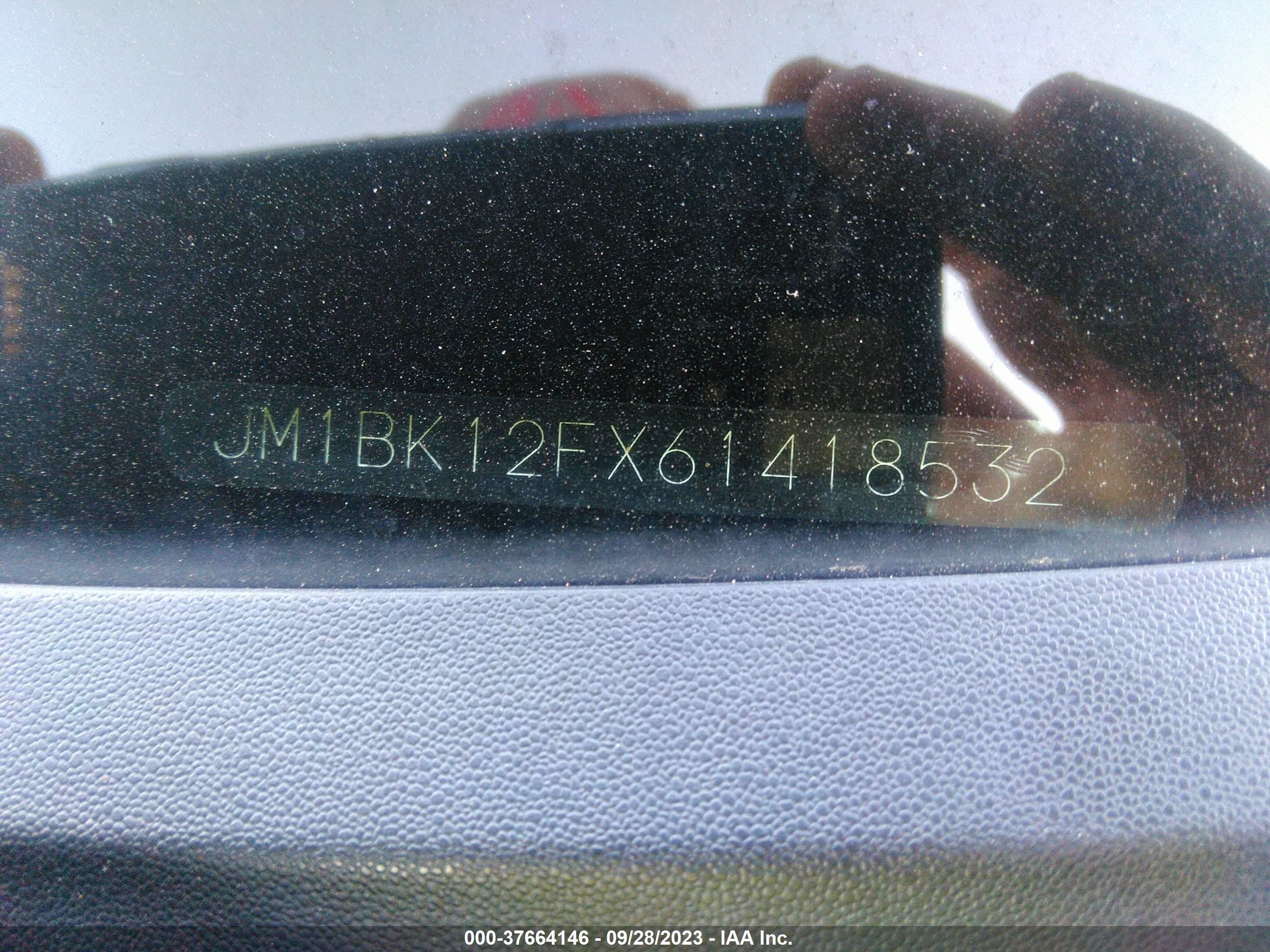 Photo 8 VIN: JM1BK12FX61418532 - MAZDA 3 