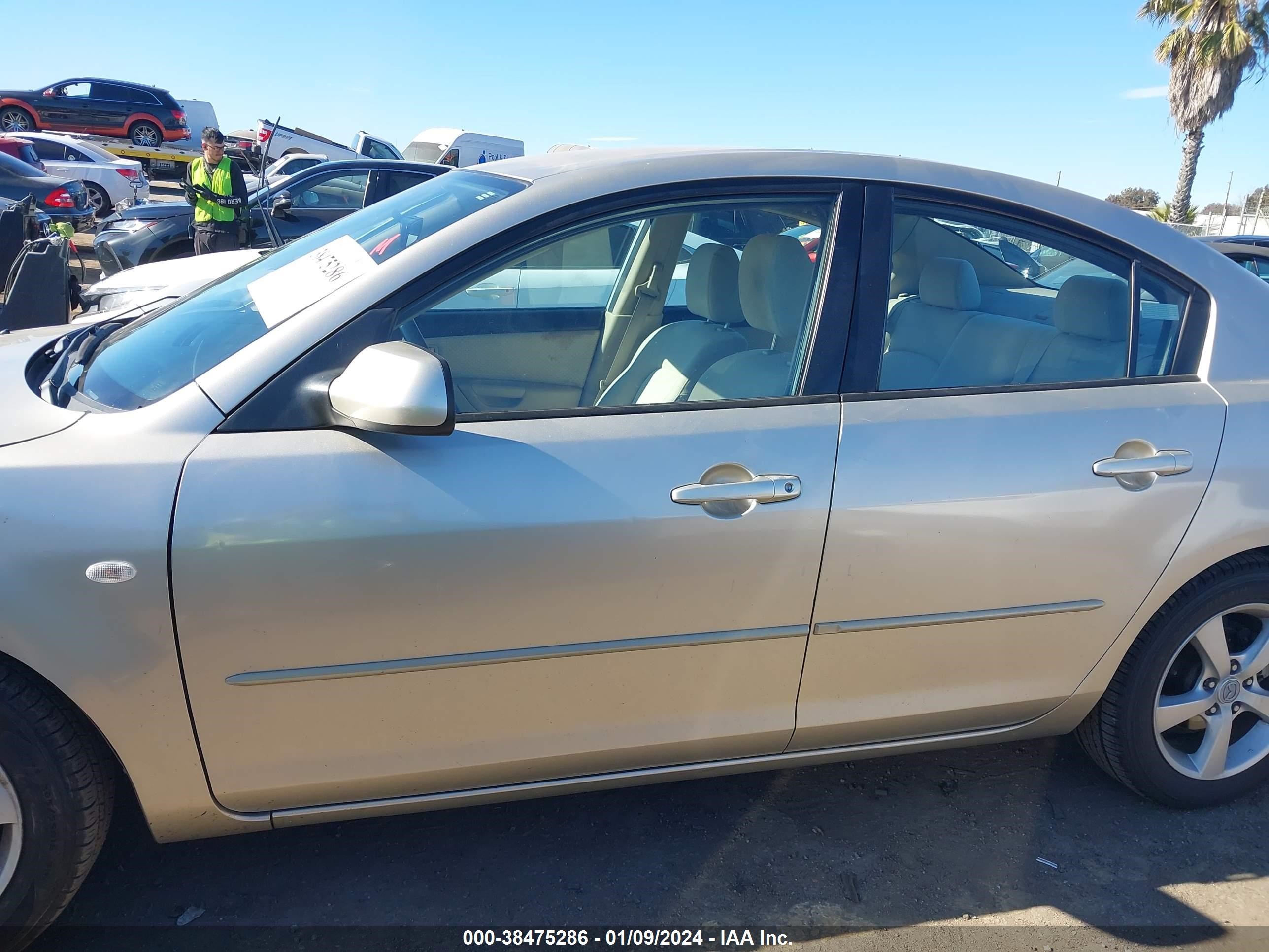 Photo 13 VIN: JM1BK12G661482737 - MAZDA 3 