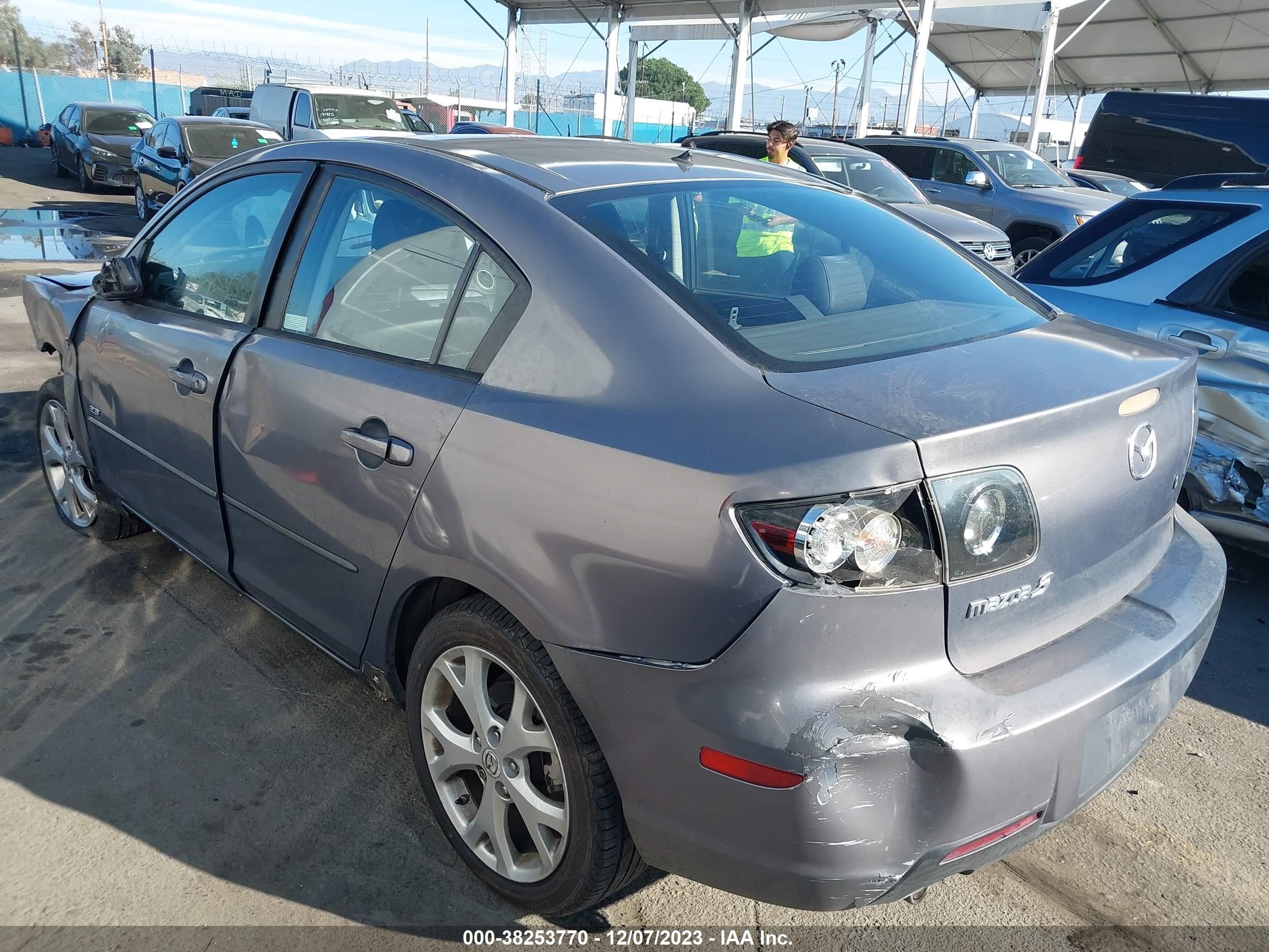 Photo 2 VIN: JM1BK324X81825845 - MAZDA 3 