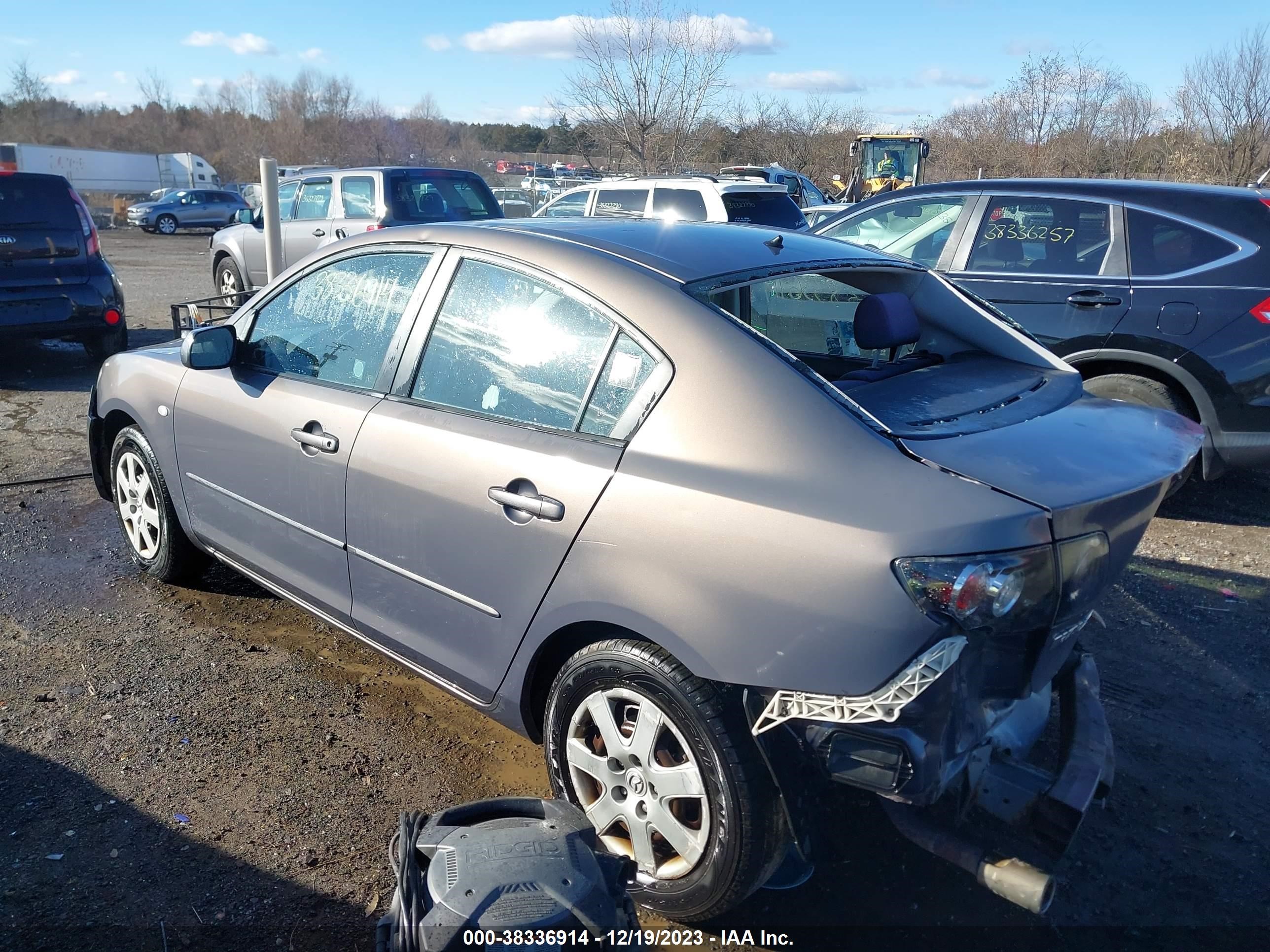 Photo 2 VIN: JM1BK32F281176897 - MAZDA 3 