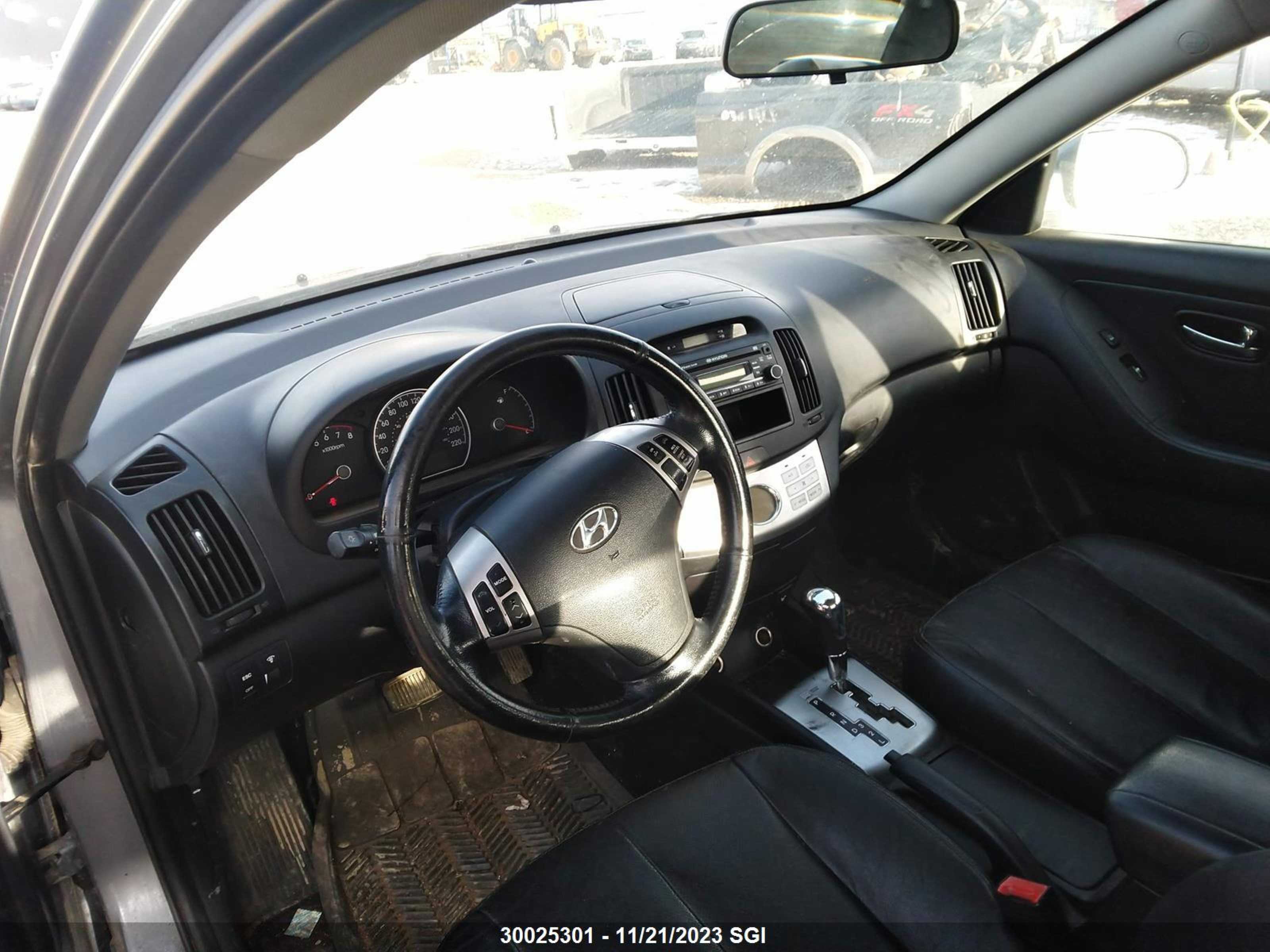 Photo 4 VIN: JM1BK32G881138759 - HYUNDAI ELANTRA 