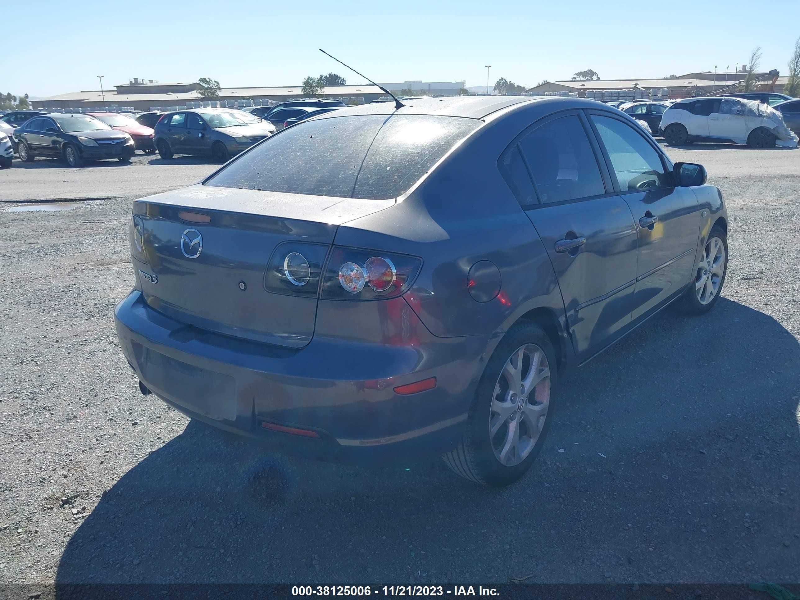 Photo 3 VIN: JM1BK32GX81138763 - MAZDA 3 