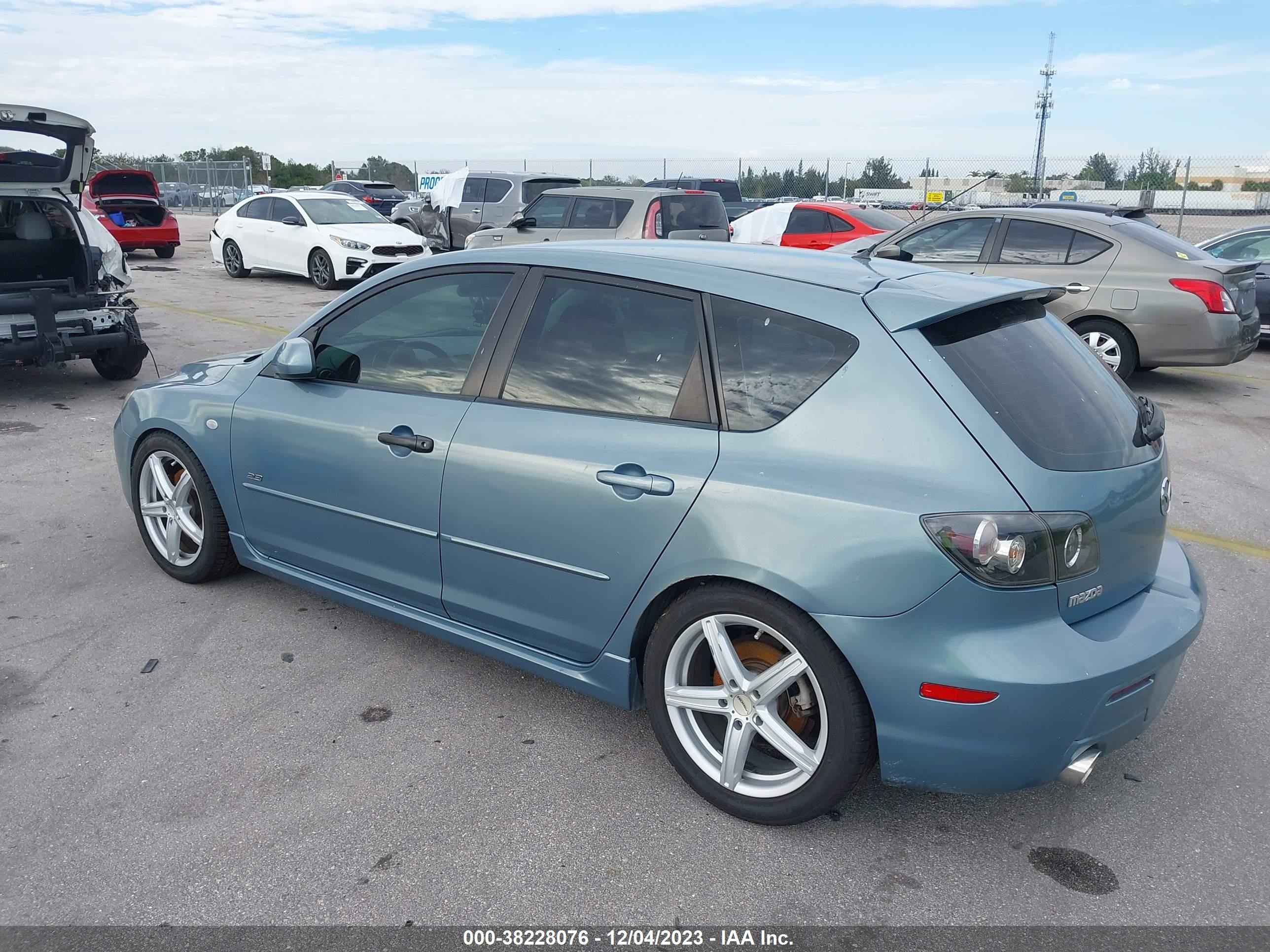 Photo 2 VIN: JM1BK343181826032 - MAZDA 3 