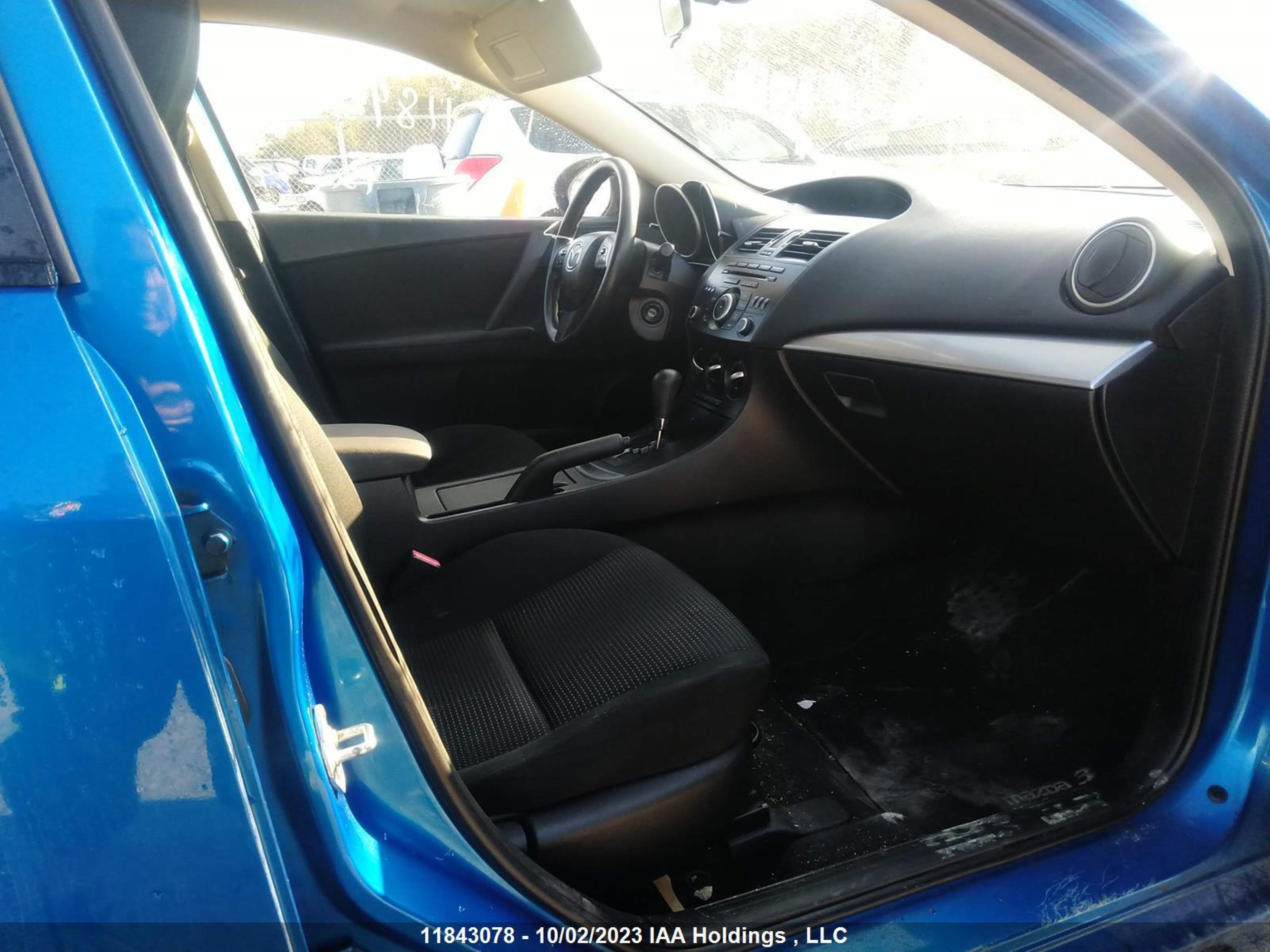 Photo 4 VIN: JM1BL1KF9C1513575 - MAZDA 3 