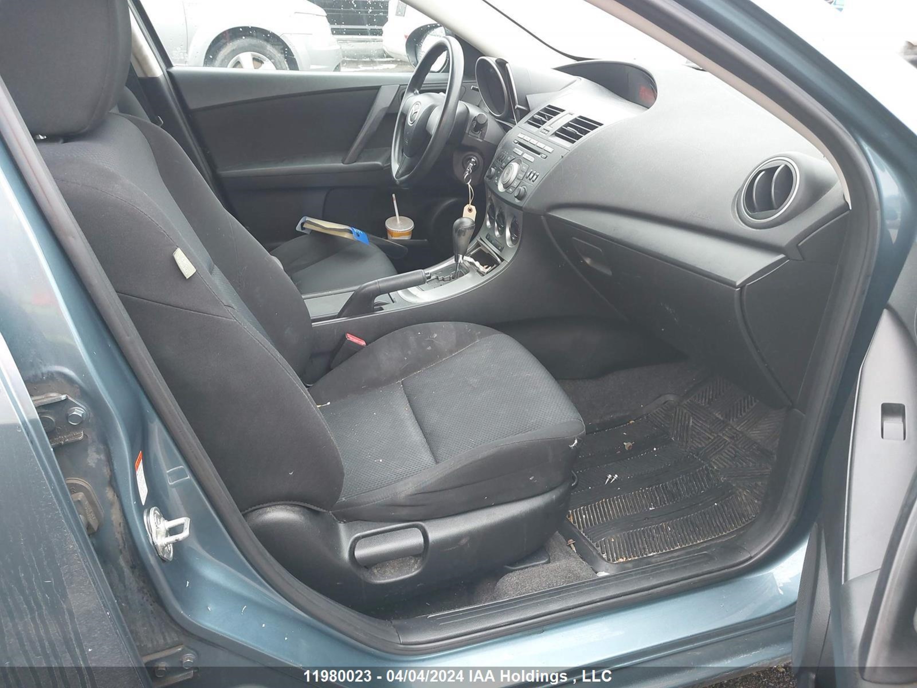 Photo 4 VIN: JM1BL1KFXB1429523 - MAZDA 3 