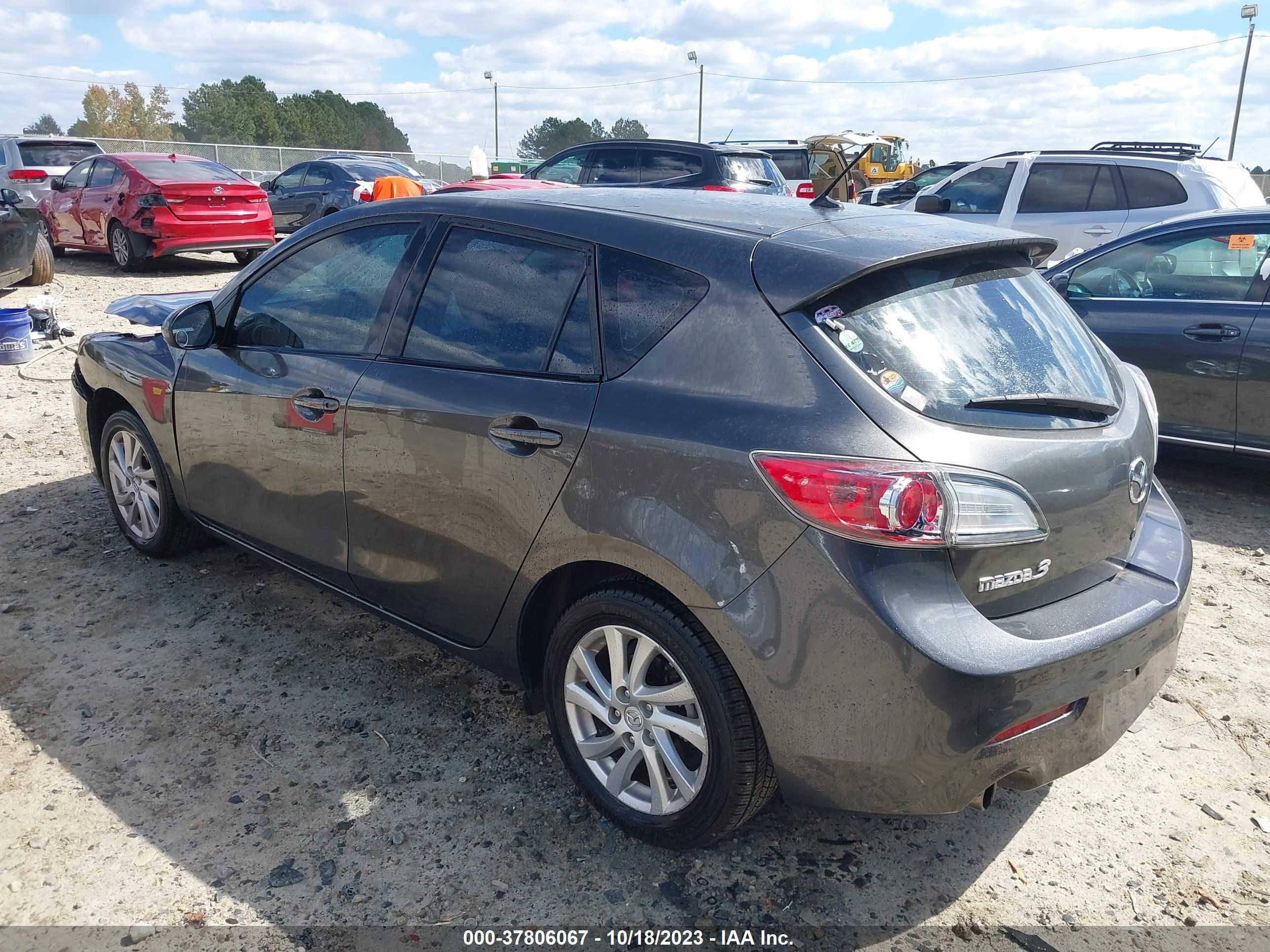 Photo 2 VIN: JM1BL1L77C1554553 - MAZDA 3 