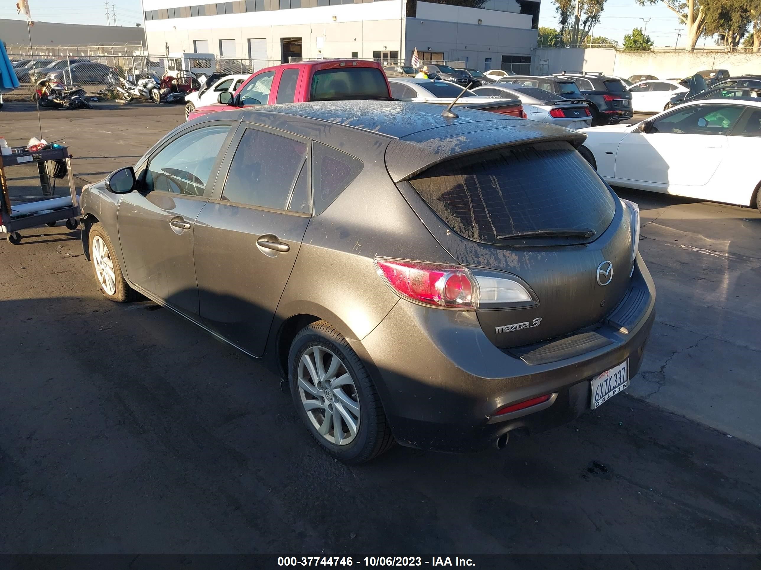 Photo 2 VIN: JM1BL1L82C1681851 - MAZDA 3 