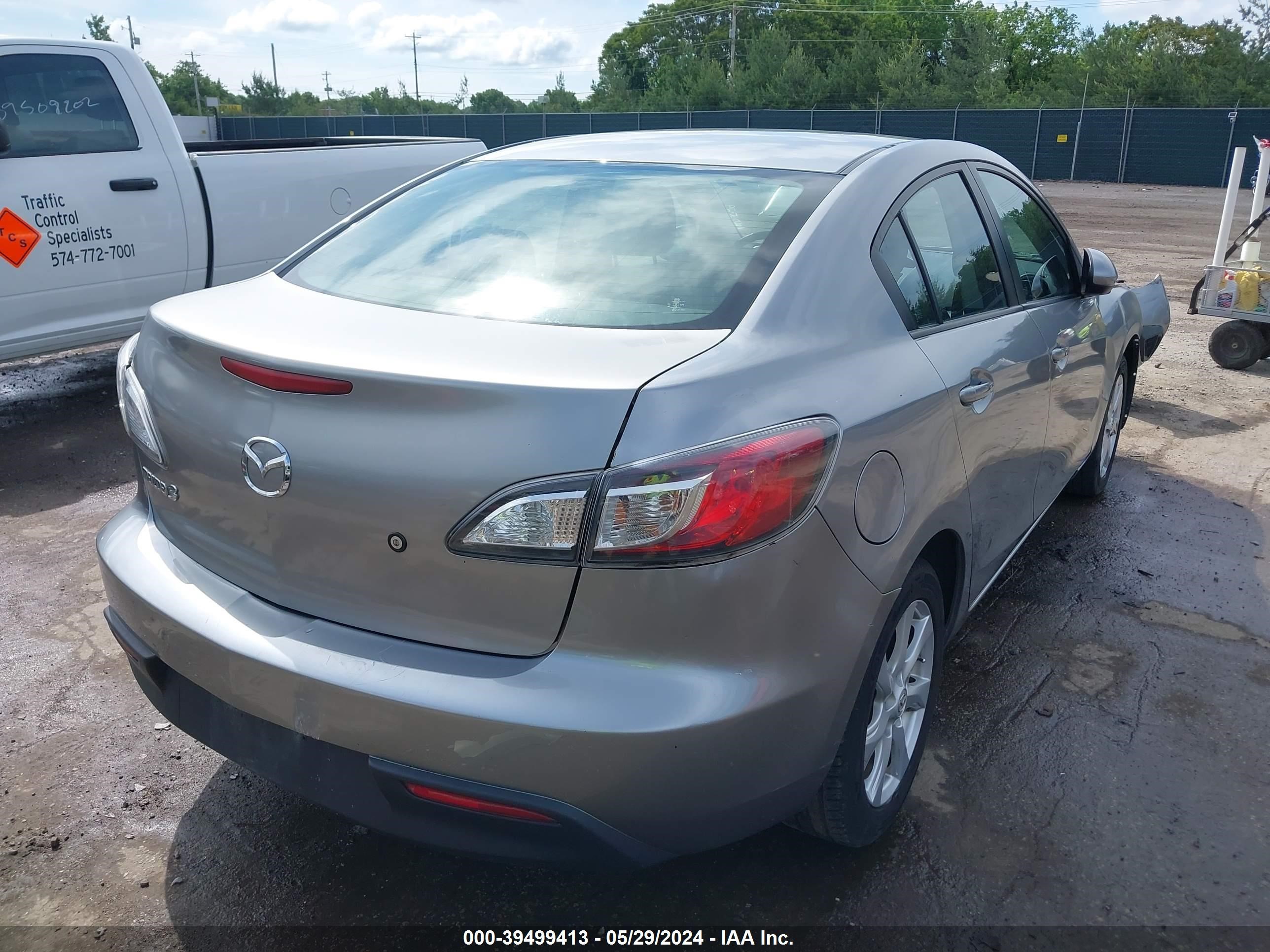 Photo 3 VIN: JM1BL1SF3A1102668 - MAZDA 3 