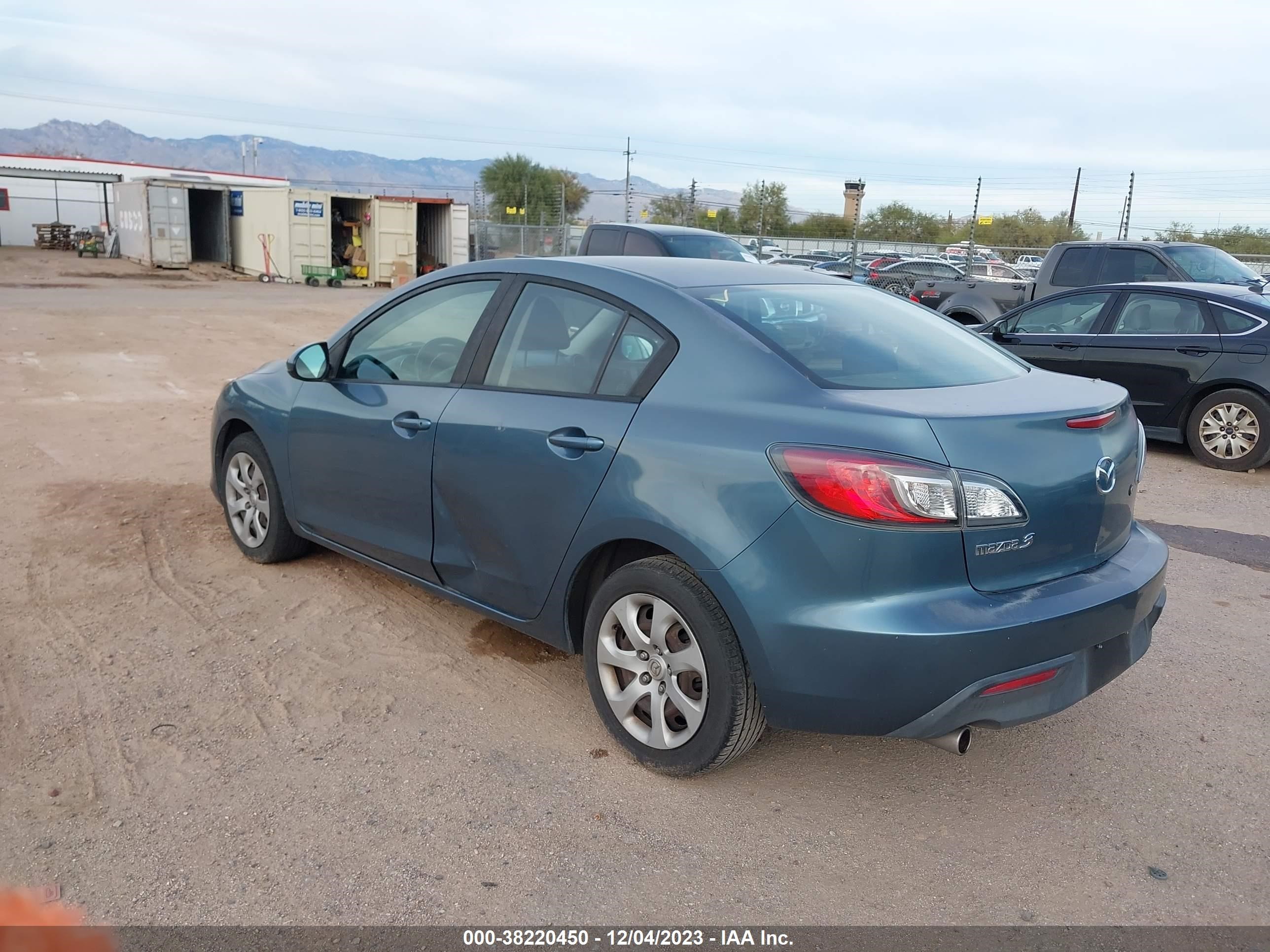 Photo 2 VIN: JM1BL1SF6A1217135 - MAZDA 3 