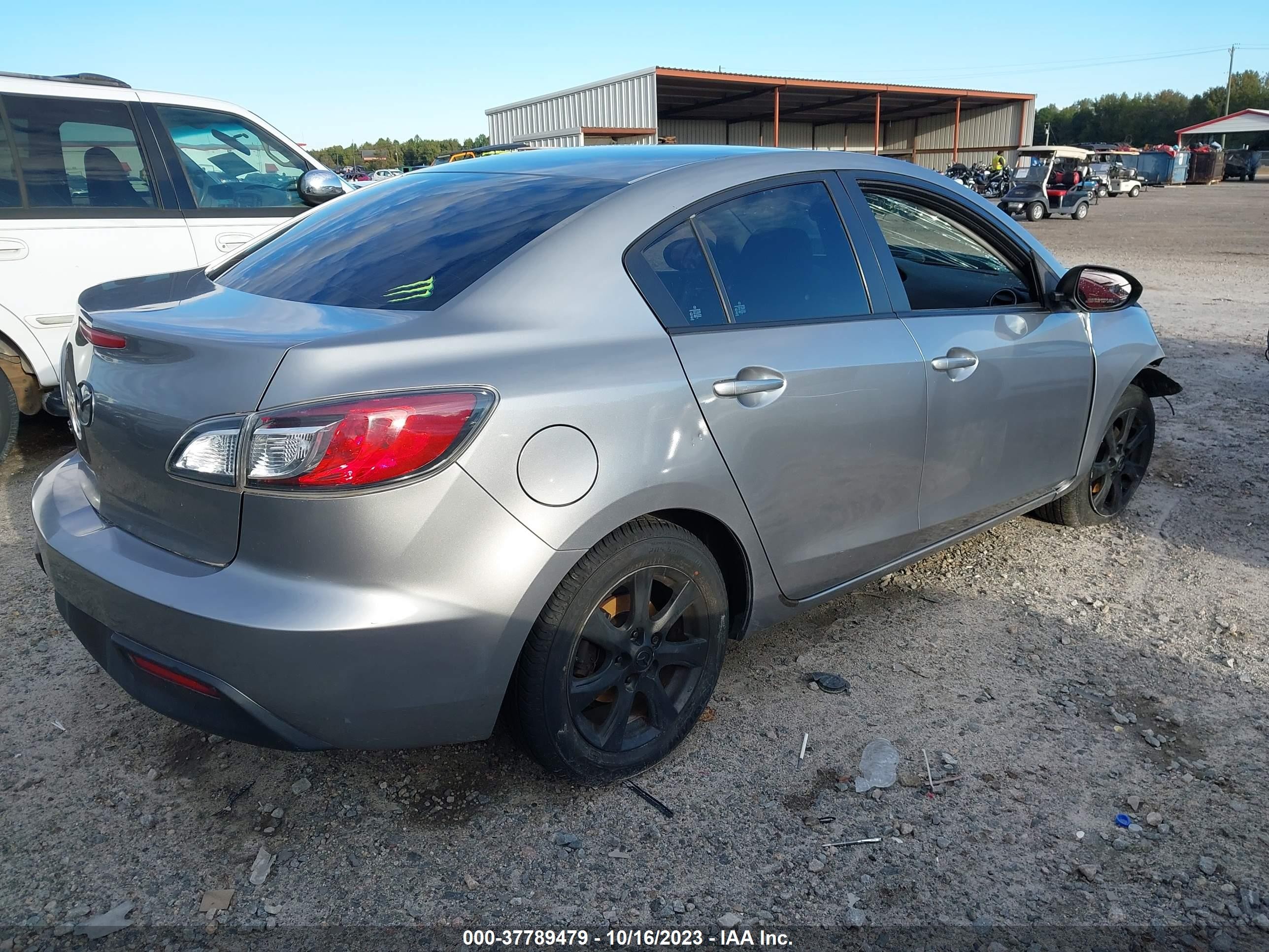 Photo 3 VIN: JM1BL1SF8A1183845 - MAZDA 3 