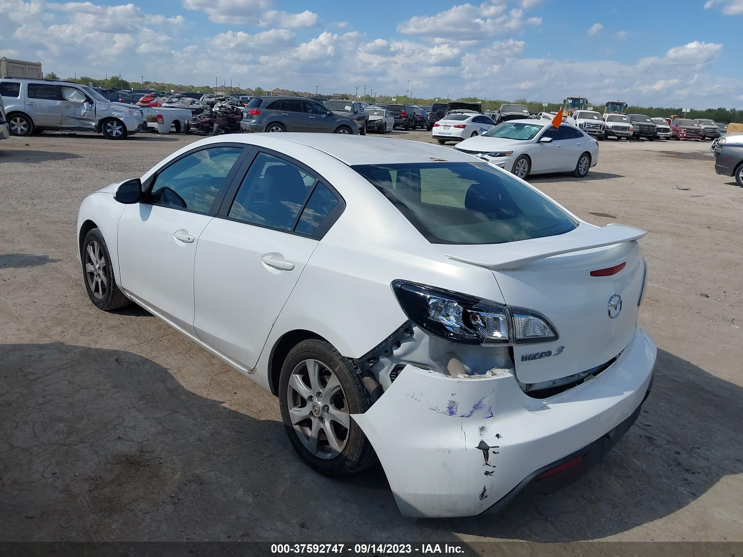 Photo 2 VIN: JM1BL1SF9A1231501 - MAZDA 3 