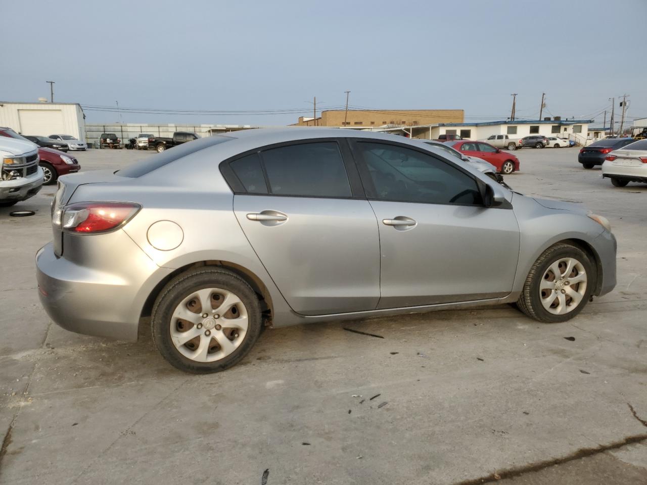 Photo 2 VIN: JM1BL1TFXD1845668 - MAZDA 3 