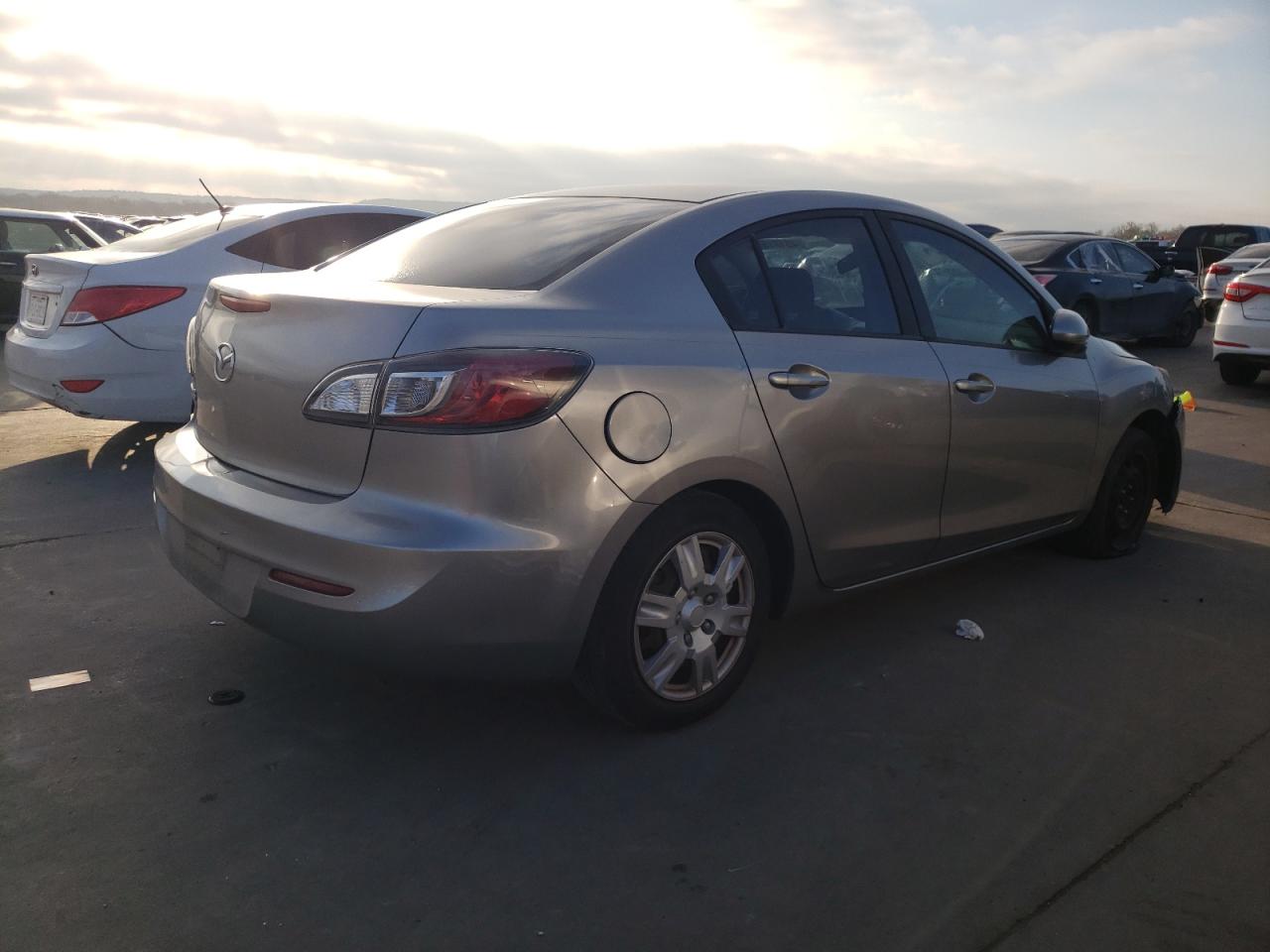 Photo 2 VIN: JM1BL1TG5D1745583 - MAZDA 3 