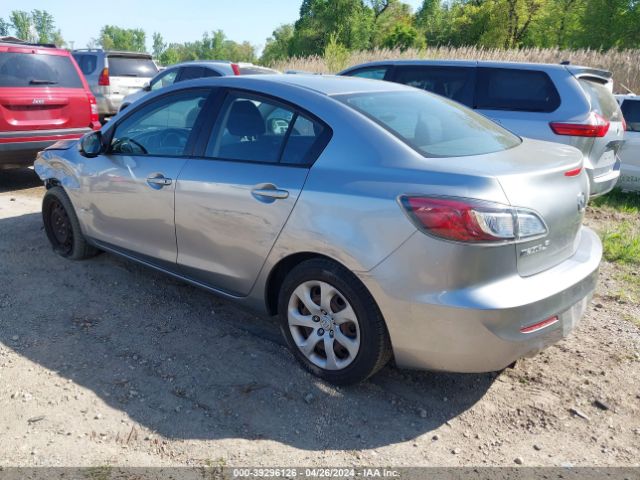 Photo 2 VIN: JM1BL1TG6D1749318 - MAZDA MAZDA3 