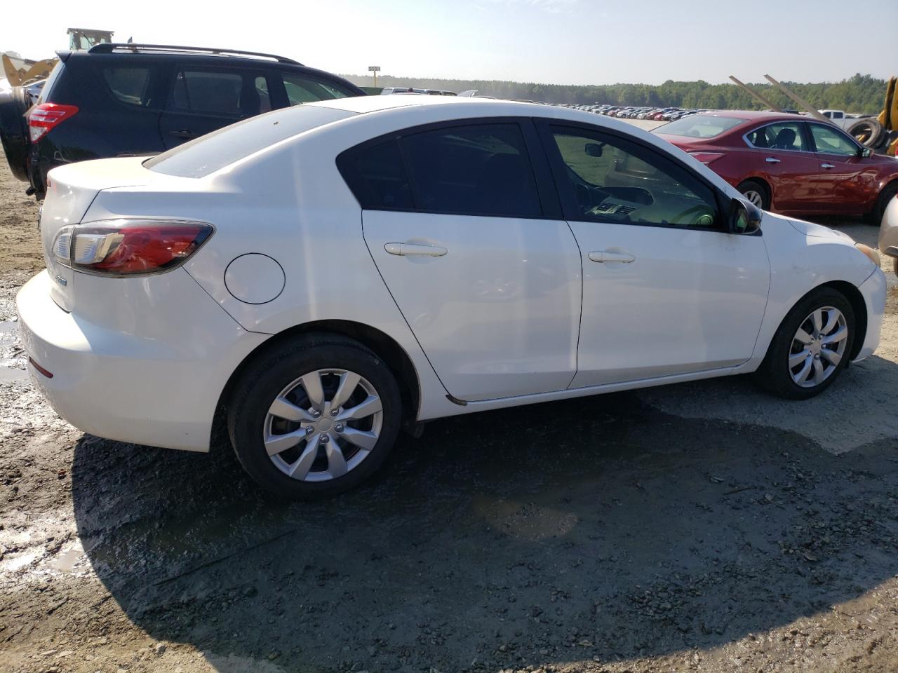 Photo 2 VIN: JM1BL1U75D1844841 - MAZDA 3 