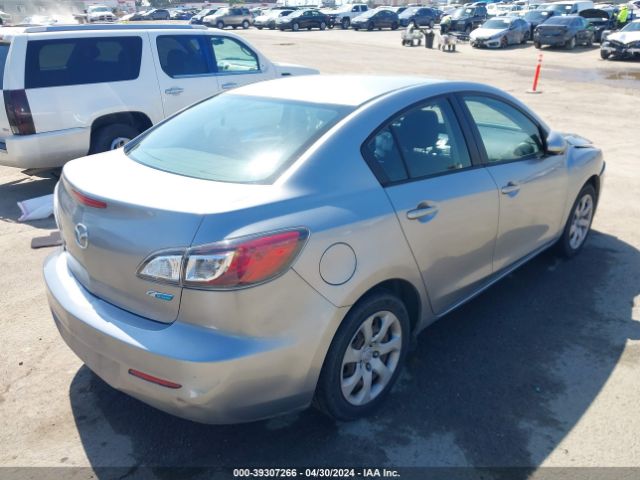 Photo 3 VIN: JM1BL1U87D1702404 - MAZDA MAZDA3 