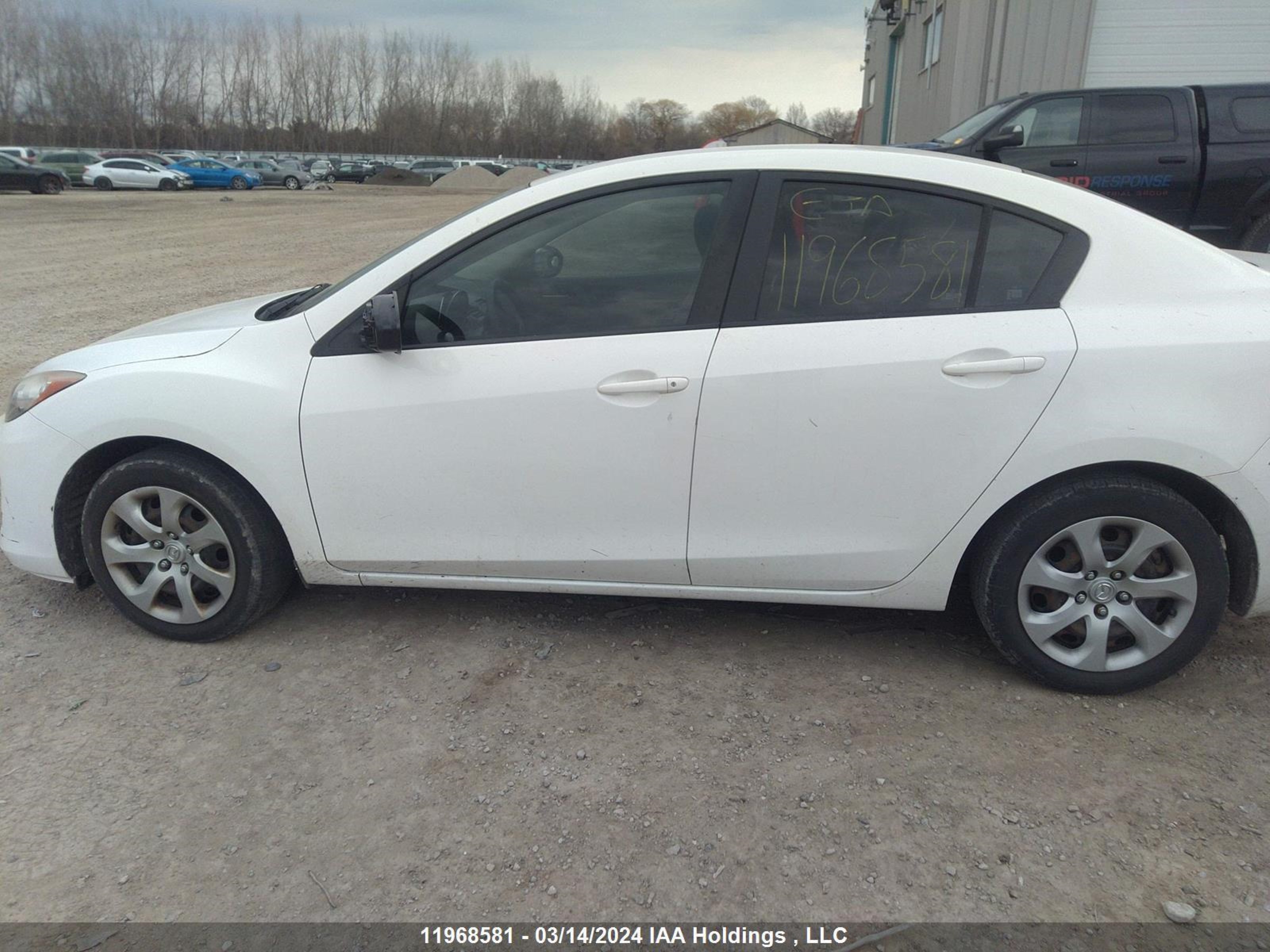 Photo 12 VIN: JM1BL1UF1D1841068 - MAZDA 3 