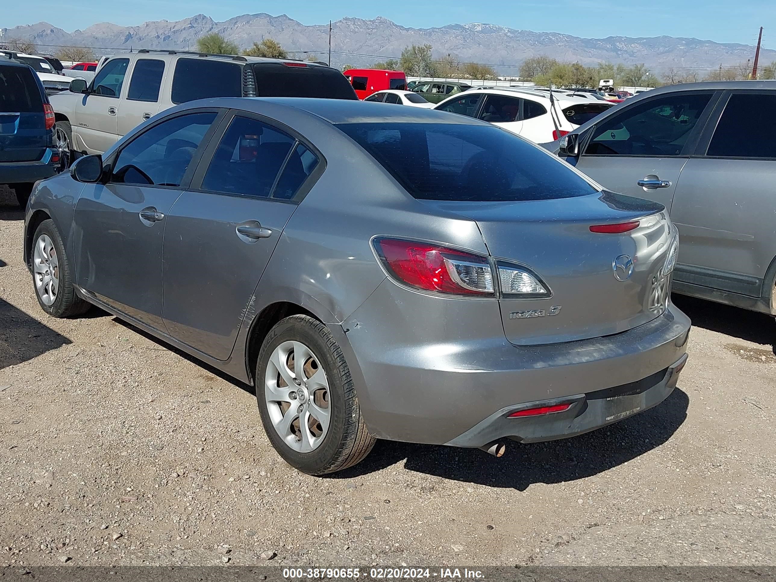 Photo 2 VIN: JM1BL1UFXB1416610 - MAZDA 3 