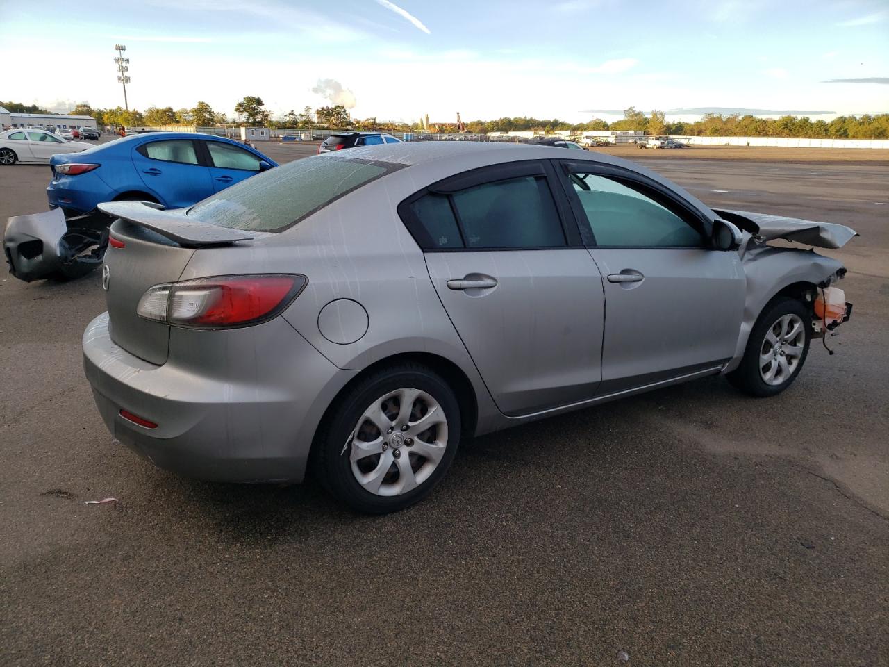 Photo 2 VIN: JM1BL1UG5C1518391 - MAZDA 3 