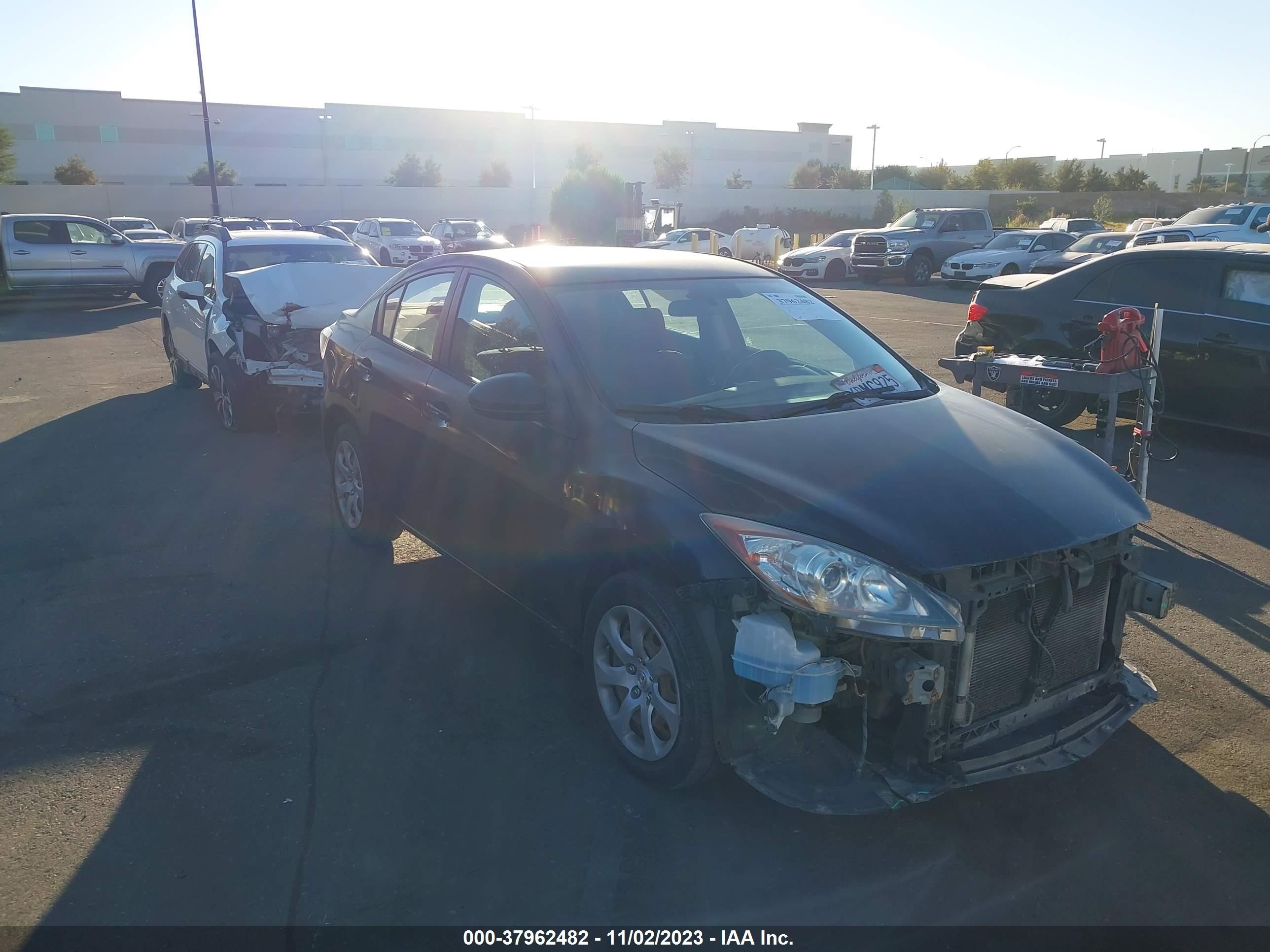 Photo 0 VIN: JM1BL1UGXB1364923 - MAZDA 3 