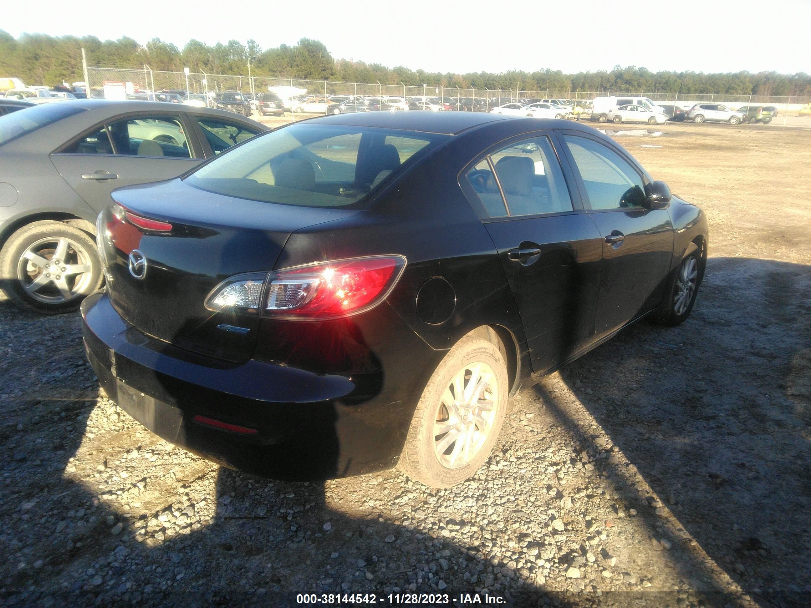 Photo 3 VIN: JM1BL1V84C1679905 - MAZDA 3 