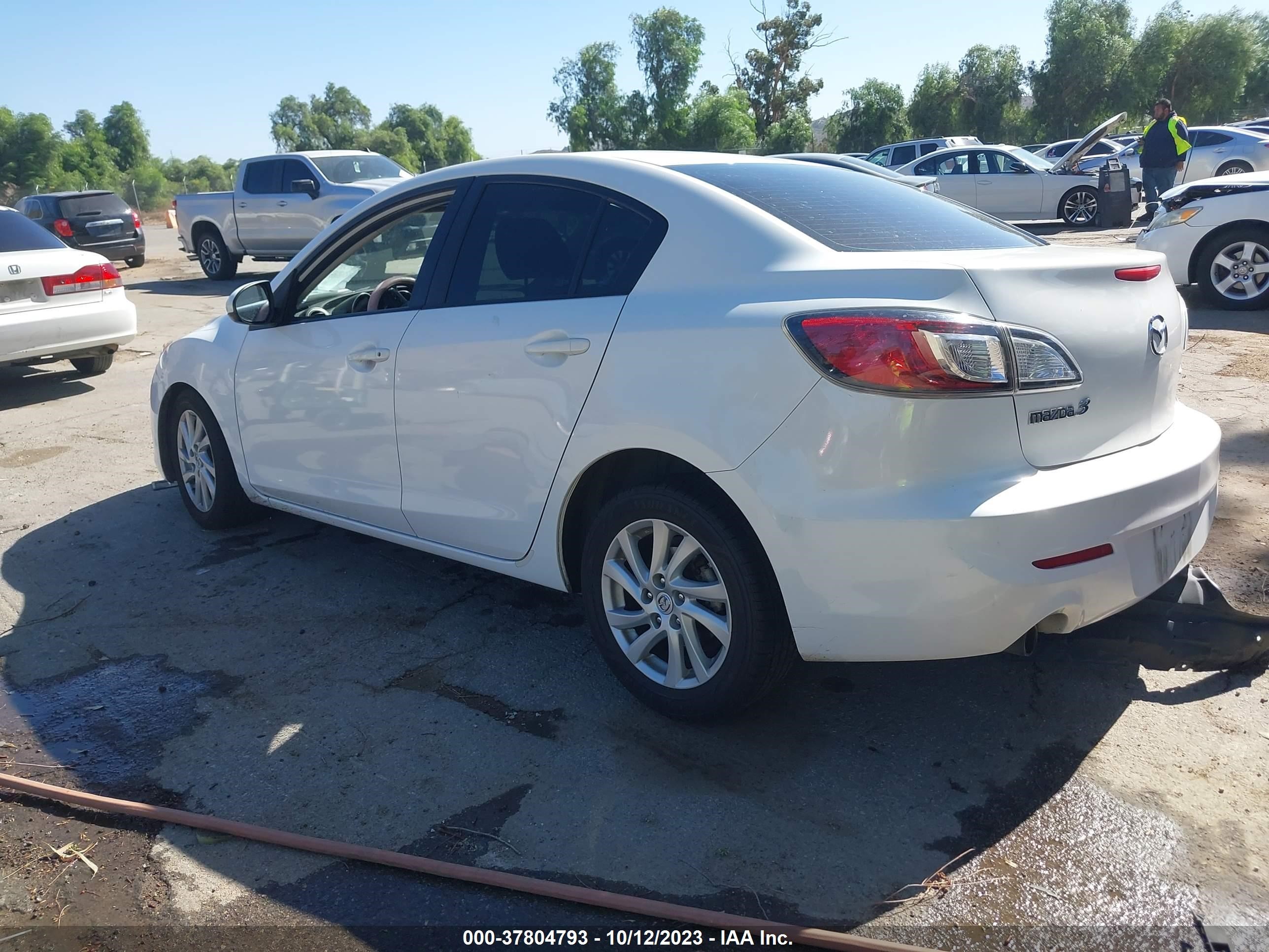 Photo 2 VIN: JM1BL1V86C1609371 - MAZDA 3 