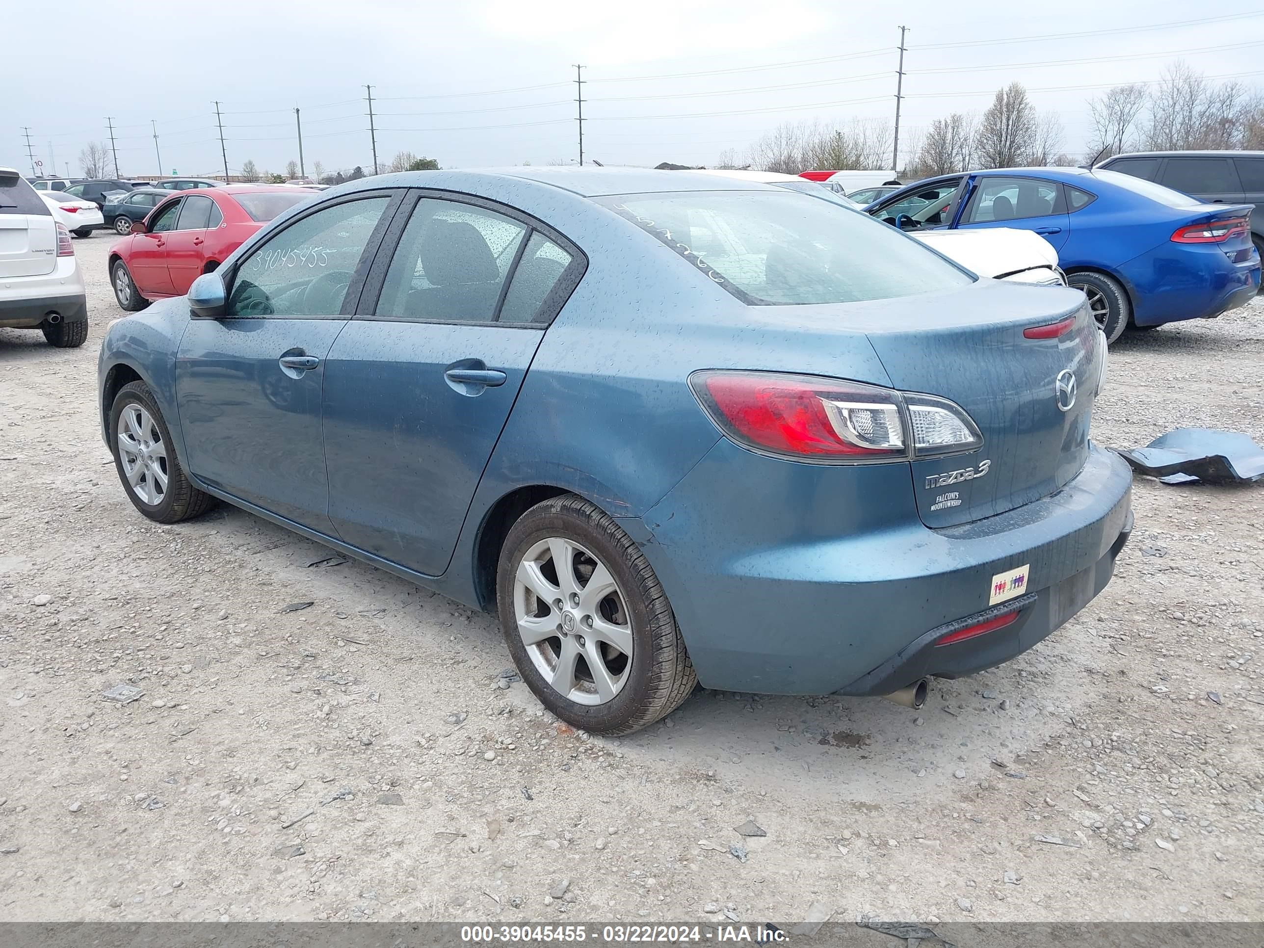 Photo 2 VIN: JM1BL1VF8B1457266 - MAZDA 3 