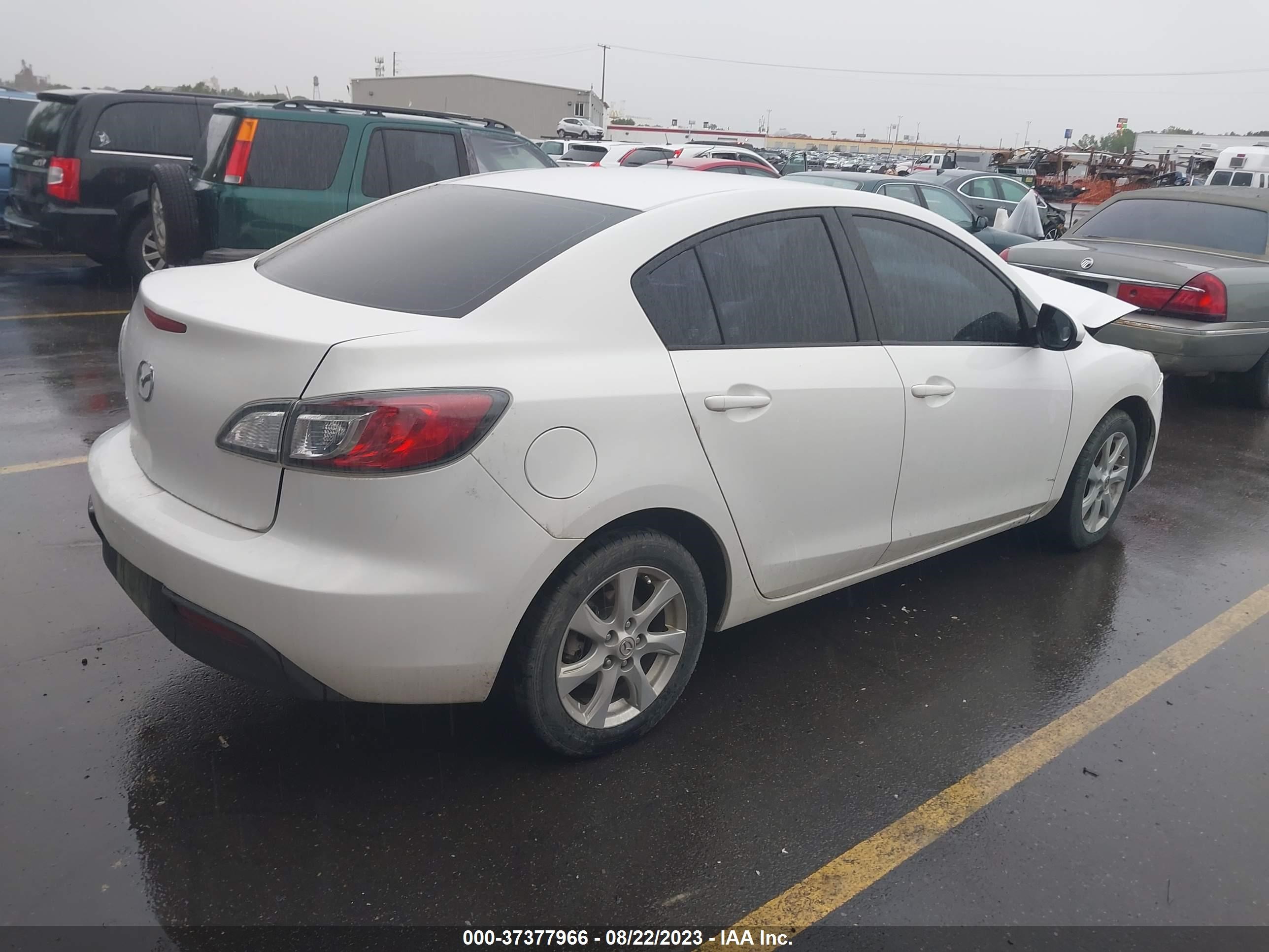 Photo 3 VIN: JM1BL1VG2B1426801 - MAZDA 3 