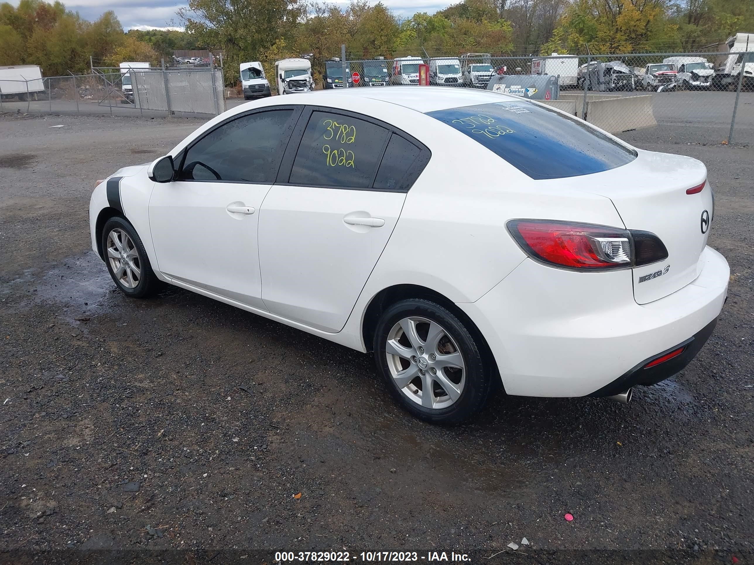 Photo 2 VIN: JM1BL1VG4B1407442 - MAZDA 3 