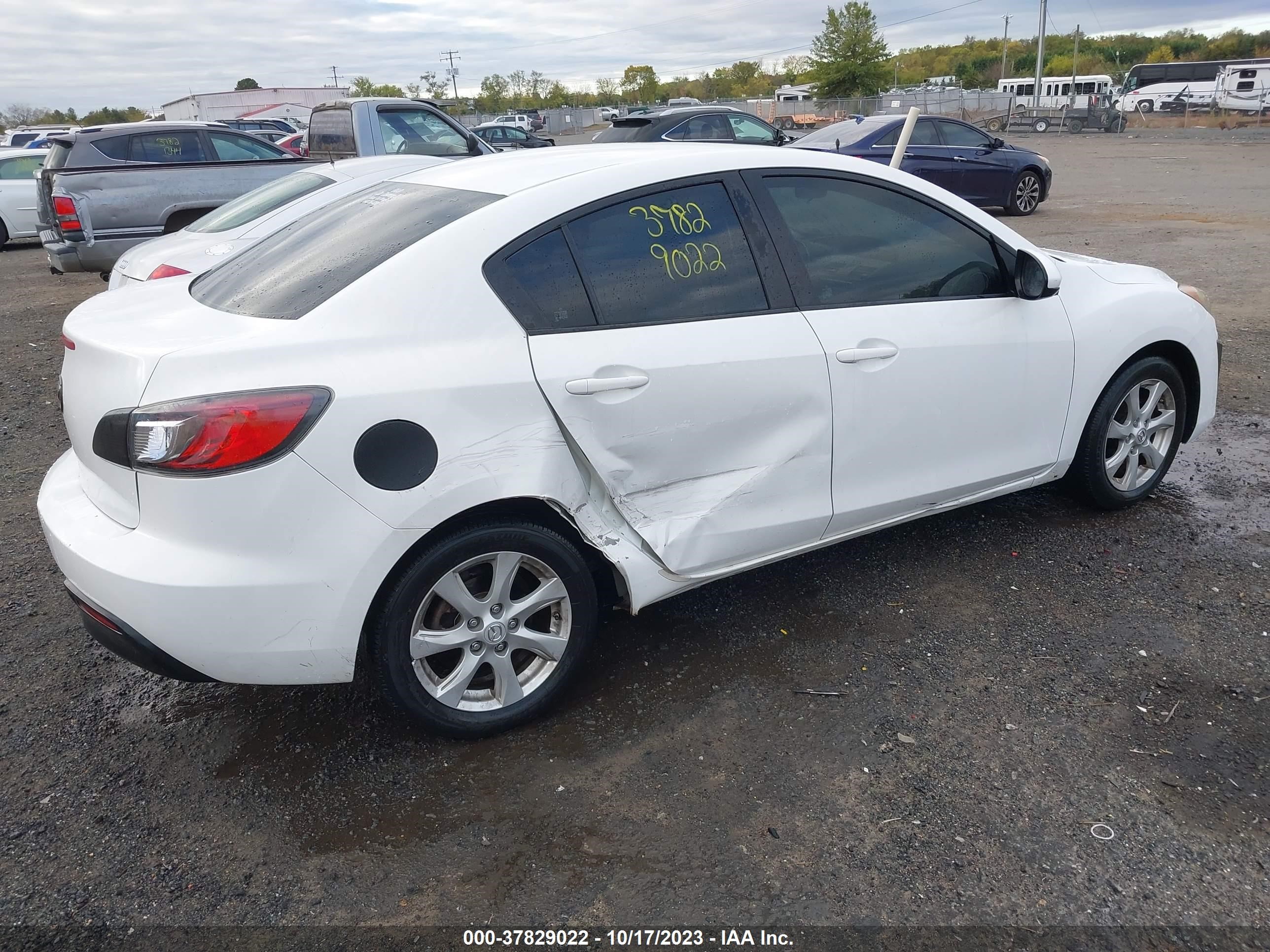 Photo 3 VIN: JM1BL1VG4B1407442 - MAZDA 3 