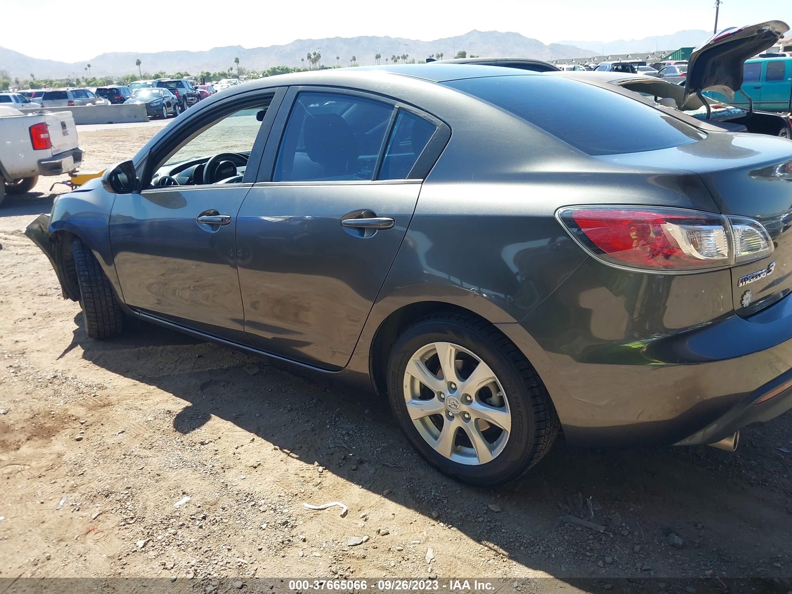 Photo 2 VIN: JM1BL1VGXB1497695 - MAZDA 3 