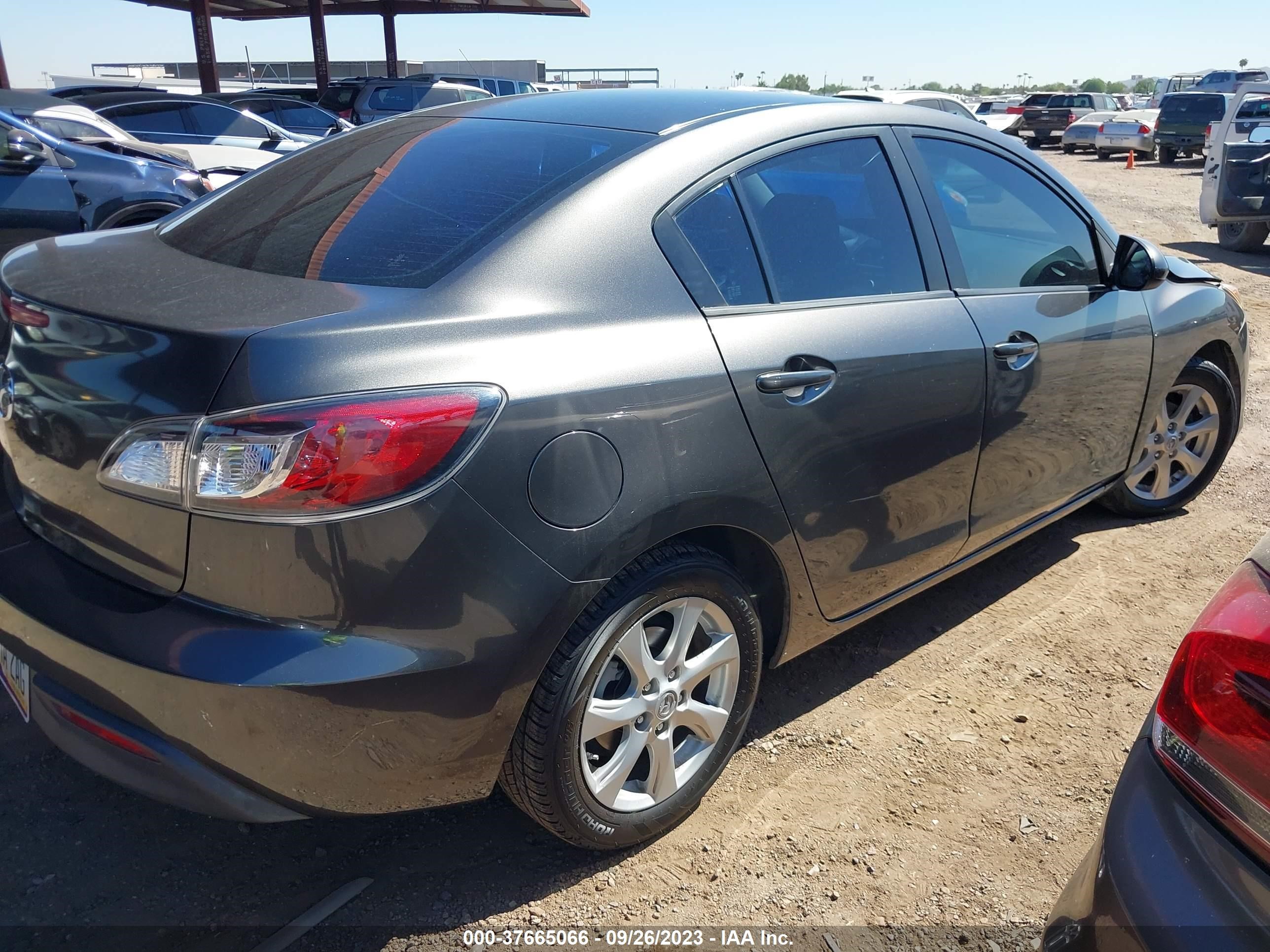 Photo 3 VIN: JM1BL1VGXB1497695 - MAZDA 3 