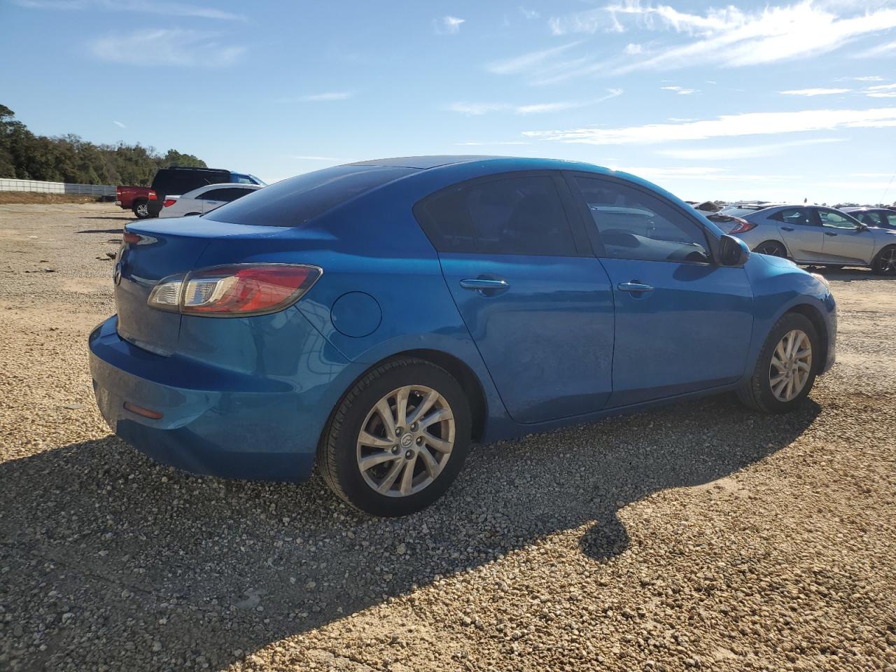 Photo 2 VIN: JM1BL1W76C1683072 - MAZDA 3 