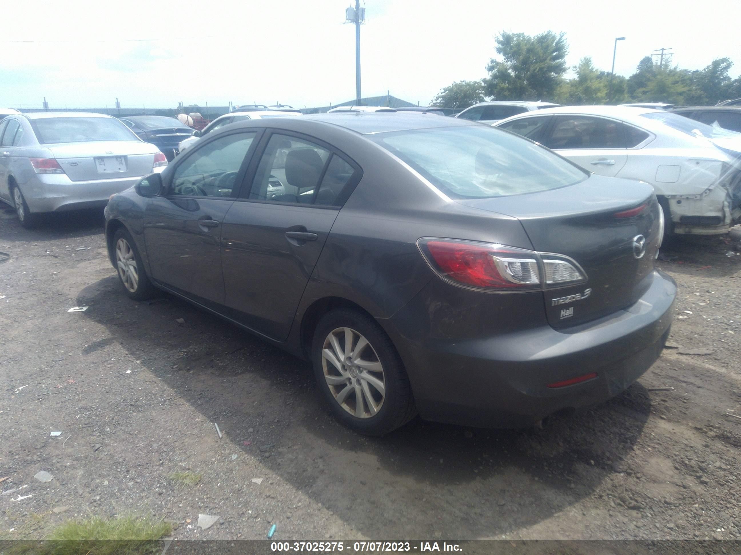 Photo 2 VIN: JM1BL1W76C1694475 - MAZDA 3 