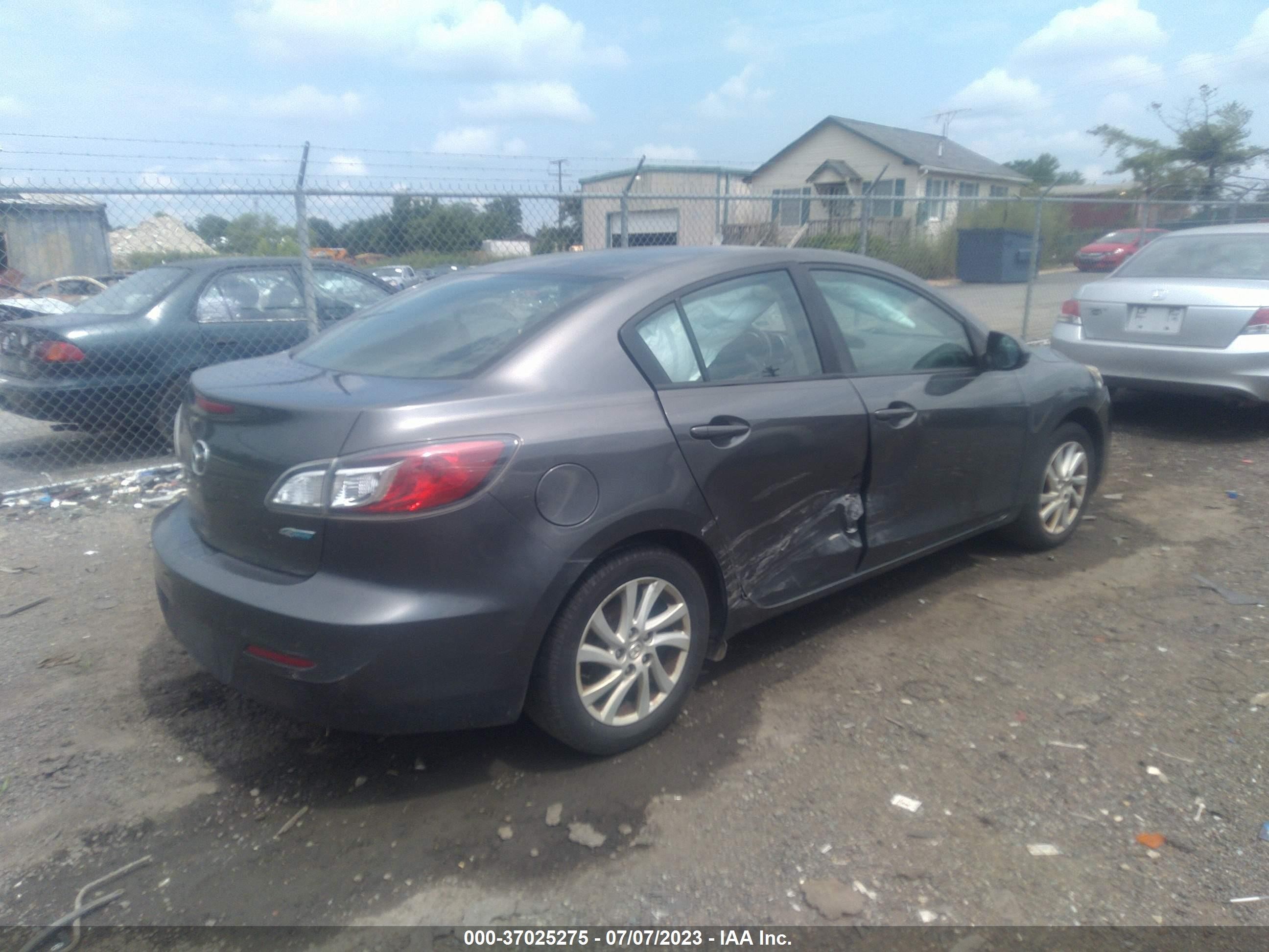 Photo 3 VIN: JM1BL1W76C1694475 - MAZDA 3 