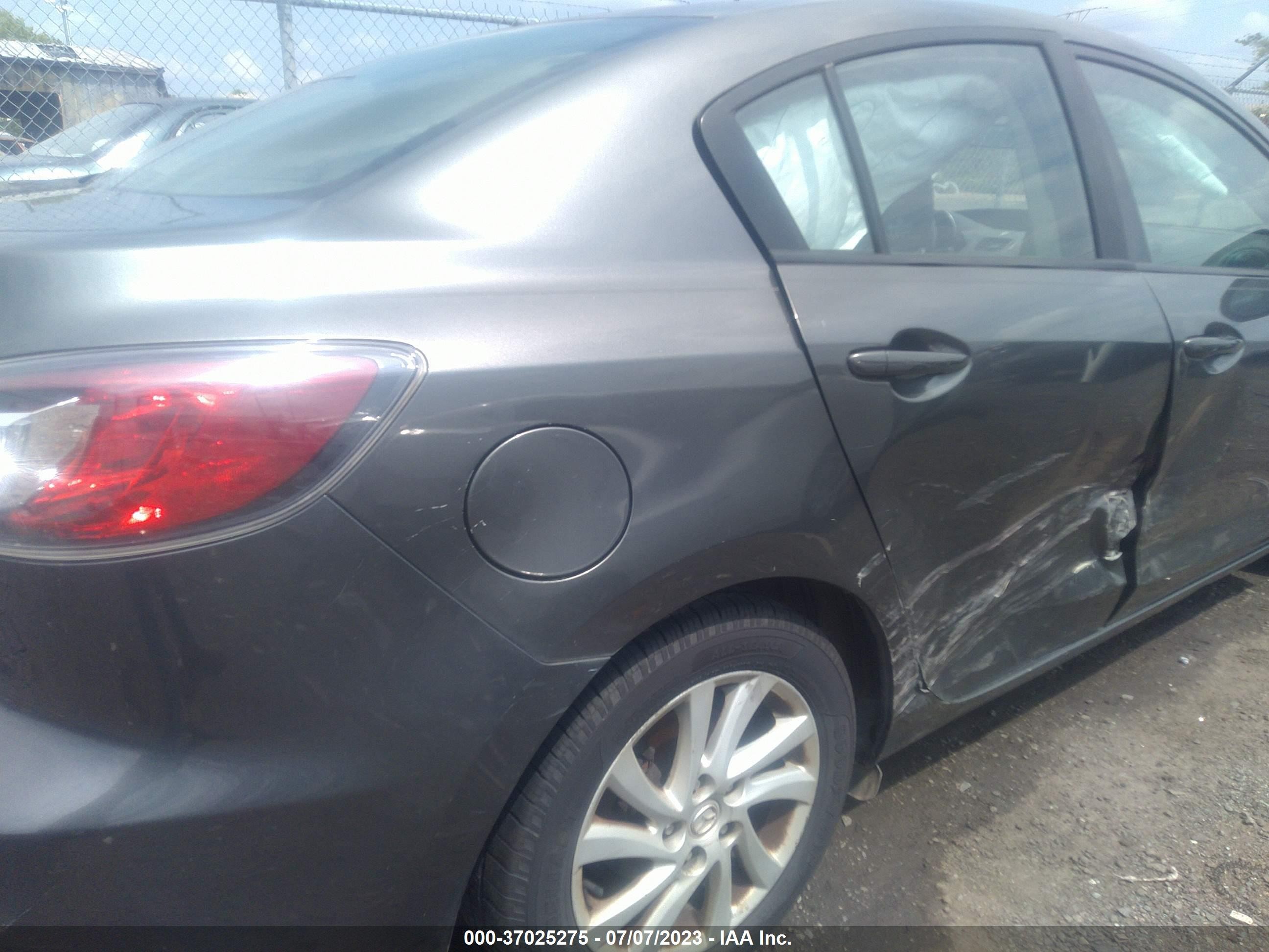 Photo 5 VIN: JM1BL1W76C1694475 - MAZDA 3 