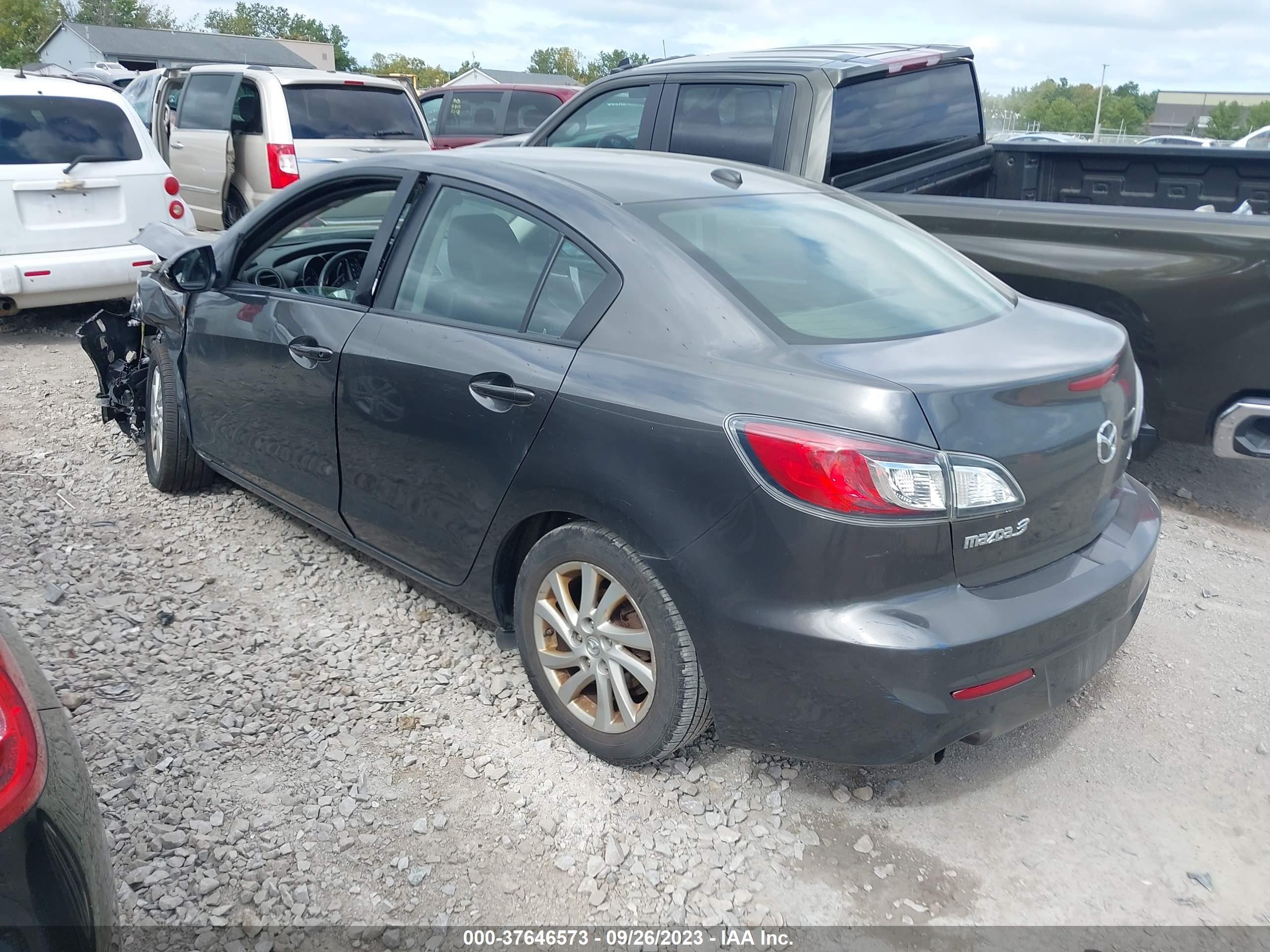 Photo 2 VIN: JM1BL1W78C1686233 - MAZDA 3 