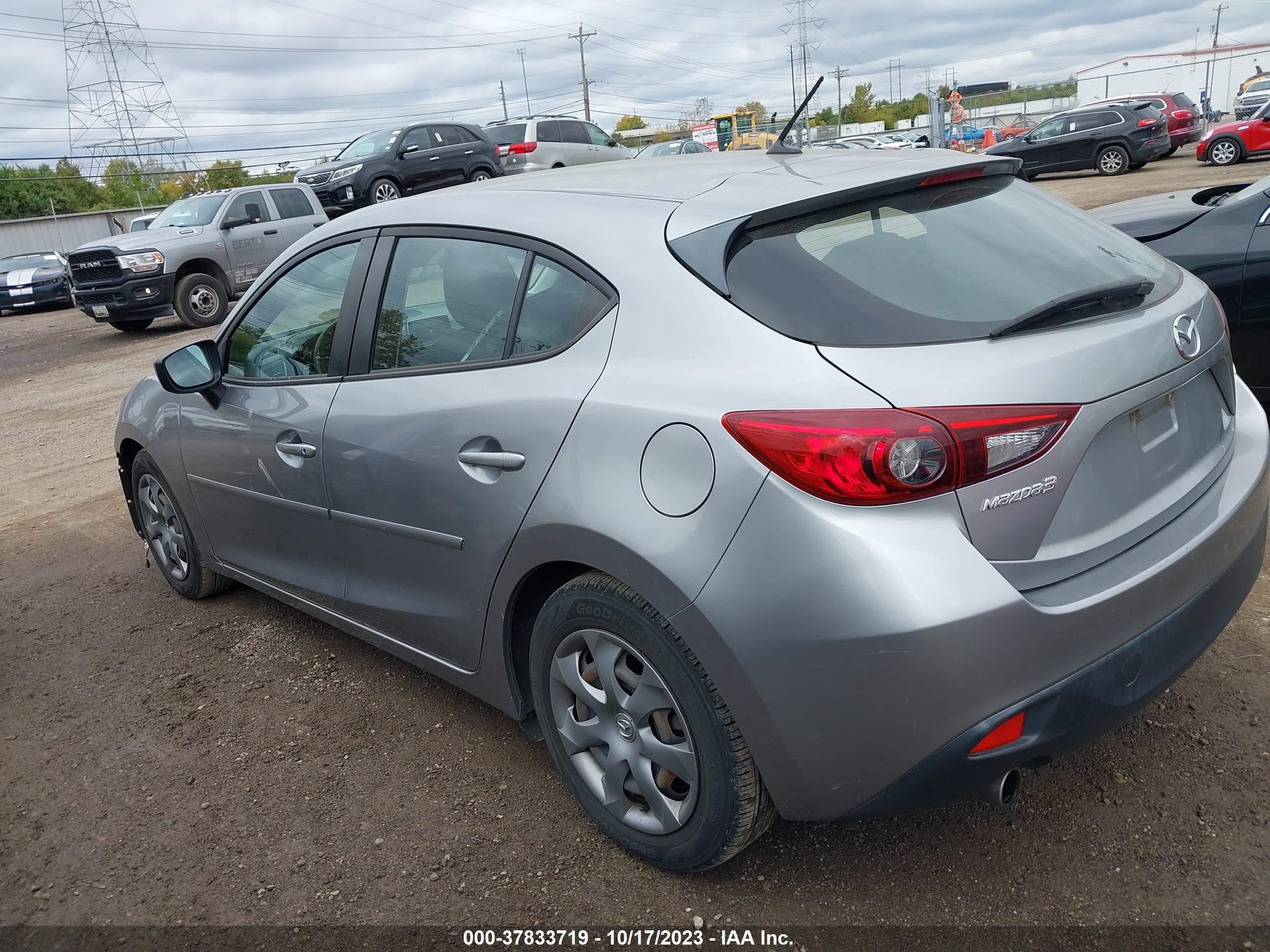 Photo 2 VIN: JM1BM1K77E1179359 - MAZDA 3 