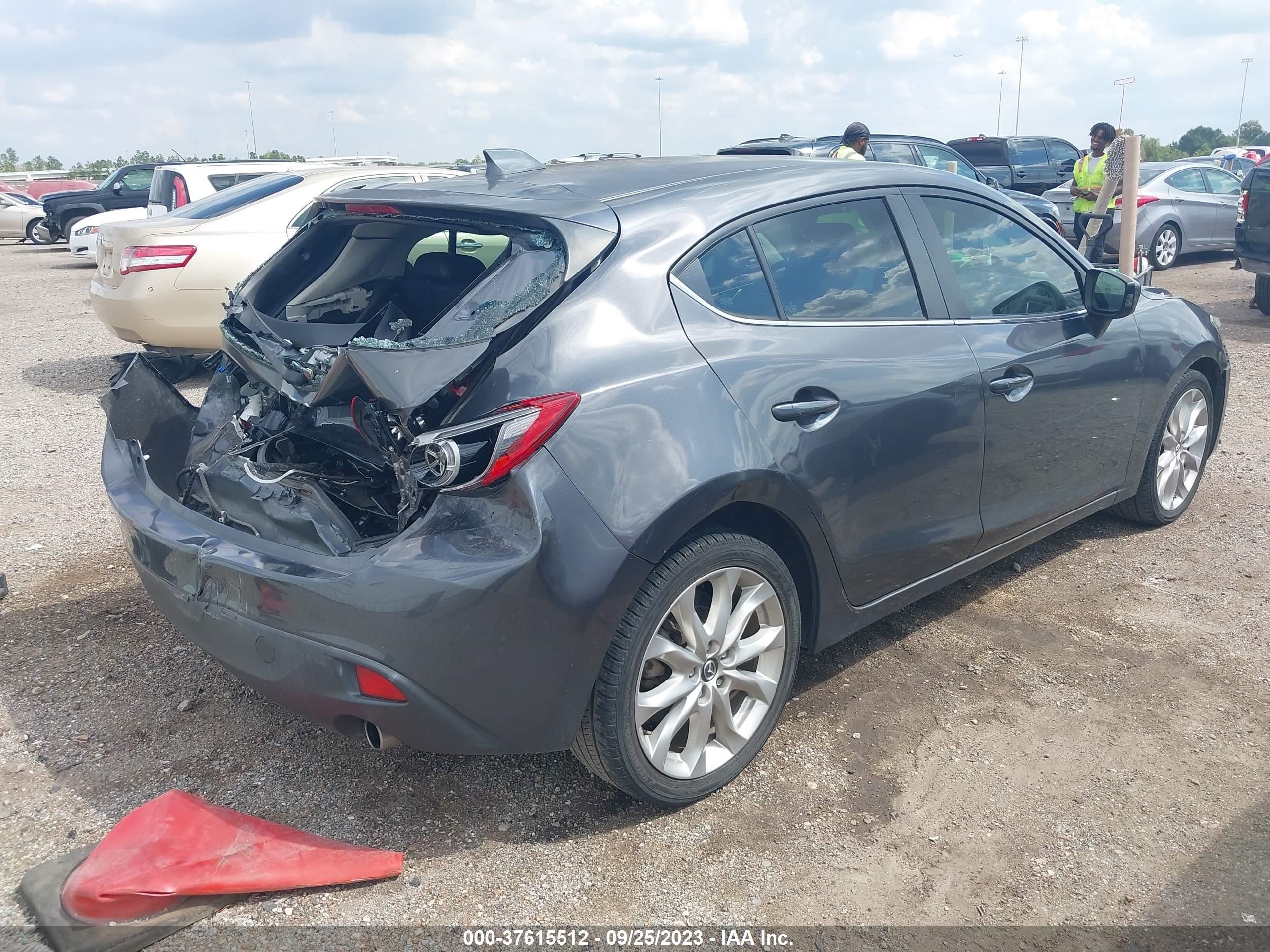 Photo 3 VIN: JM1BM1L37E1111493 - MAZDA 3 