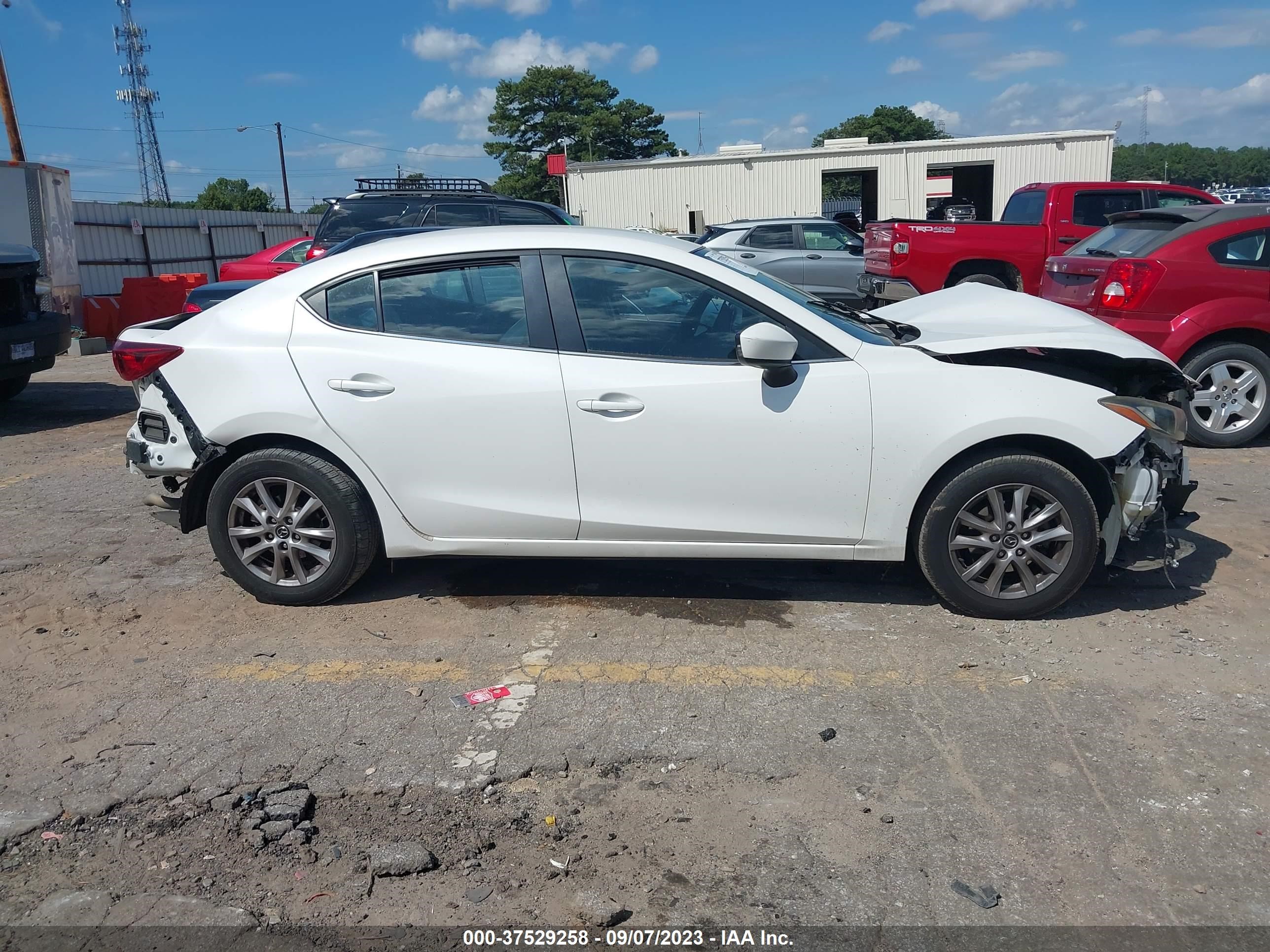 Photo 11 VIN: JM1BM1U7XG1295025 - MAZDA 3 