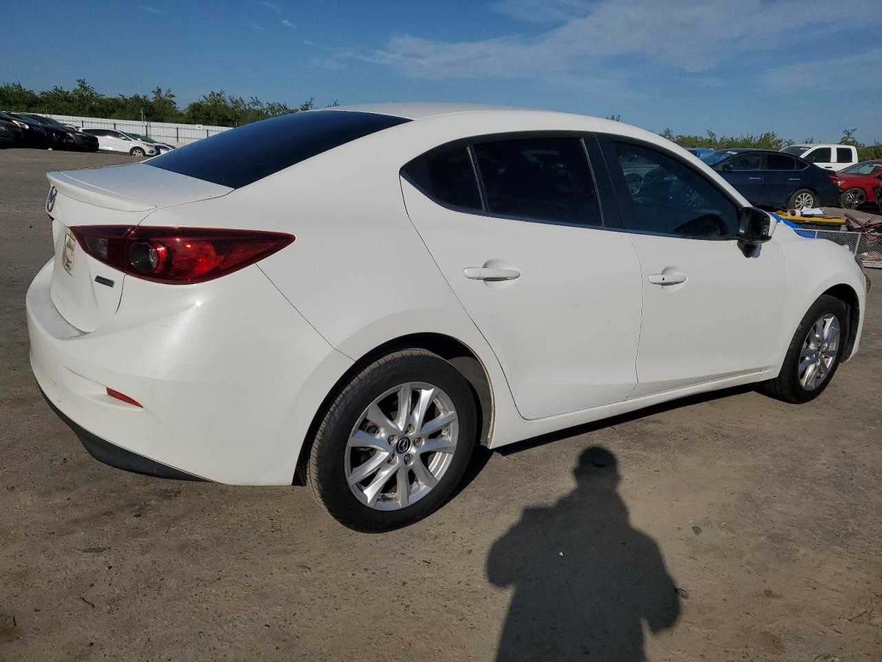 Photo 2 VIN: JM1BM1V78G1318624 - MAZDA 3 