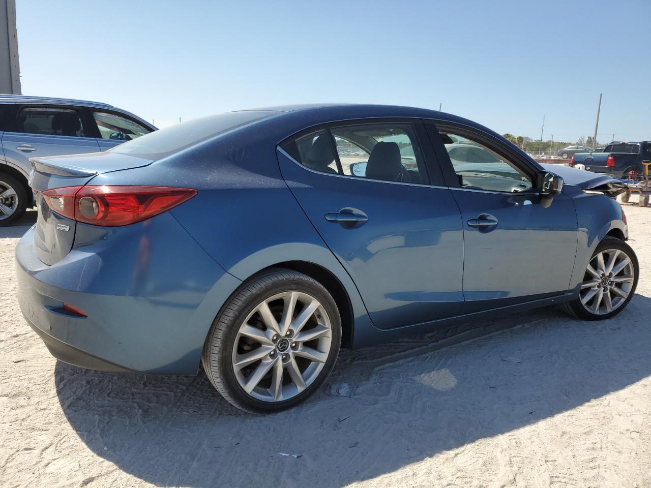 Photo 2 VIN: JM1BN1V77H1105212 - MAZDA 3 