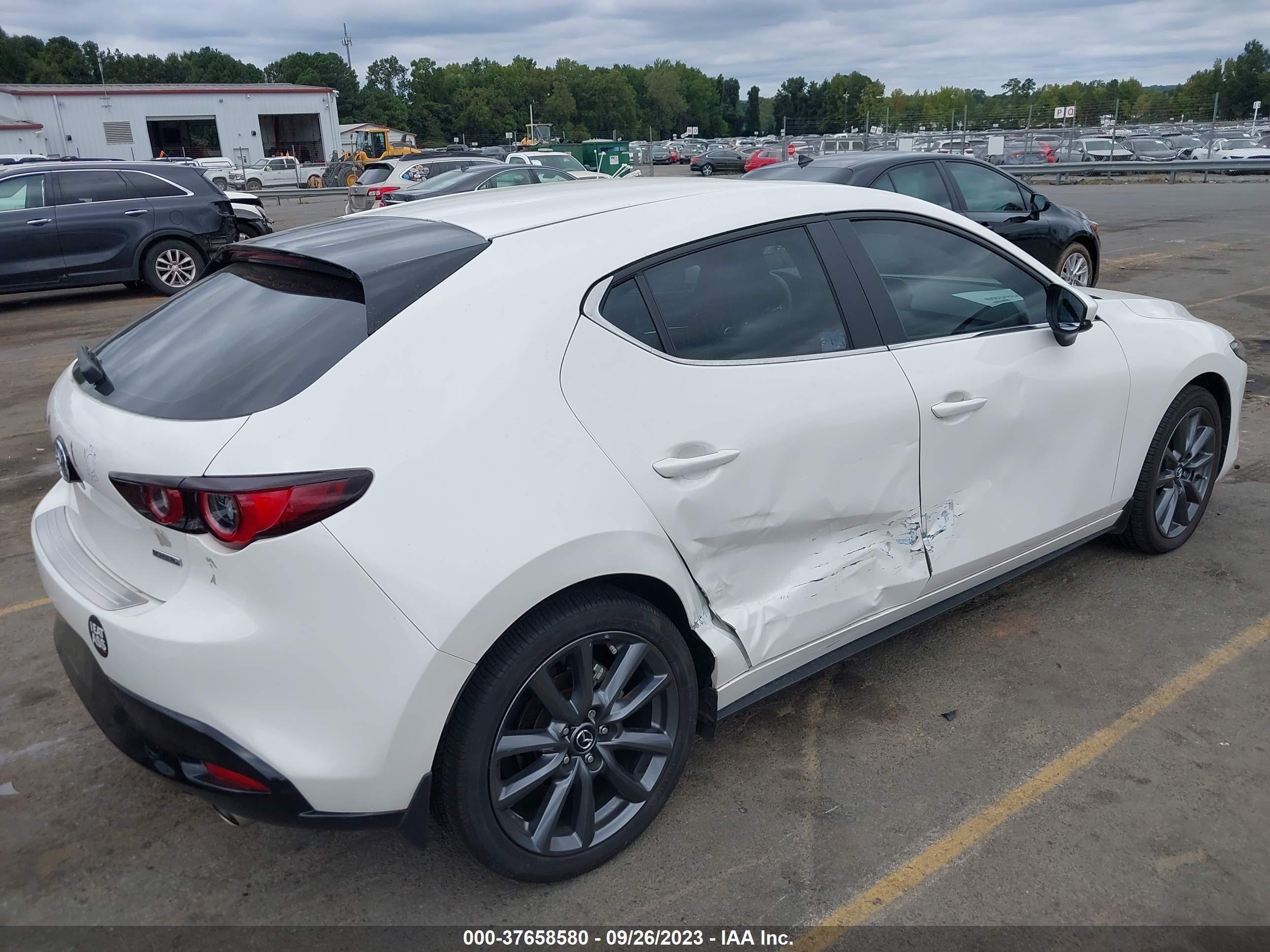 Photo 3 VIN: JM1BPALL9N1514656 - MAZDA 3 