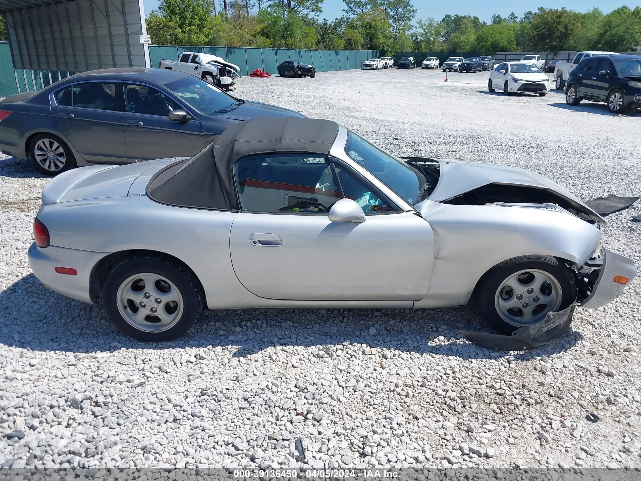 Photo 12 VIN: JM1NB3531Y0153373 - MAZDA MX-5 