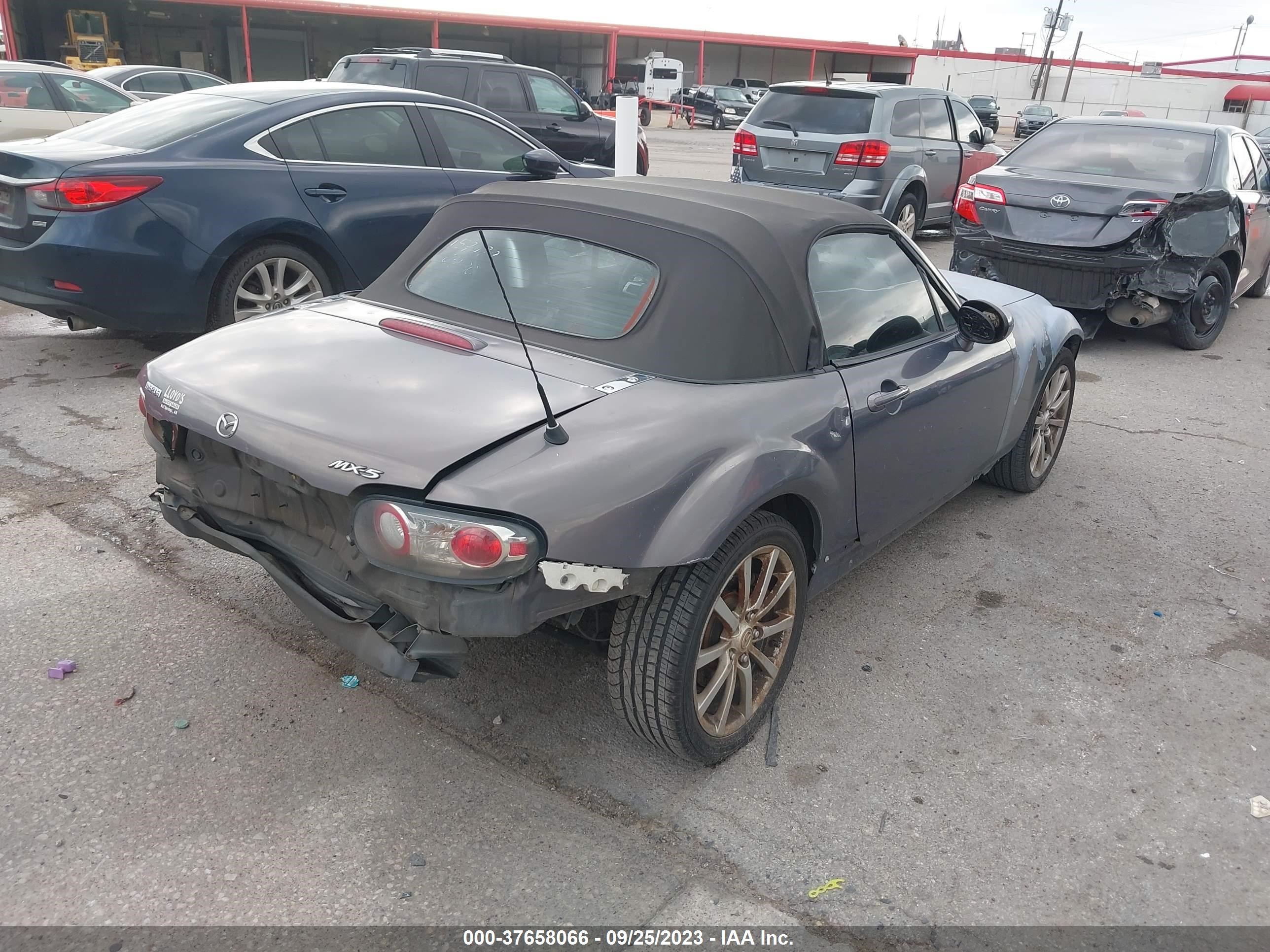 Photo 3 VIN: JM1NC25F580138781 - MAZDA MX-5 